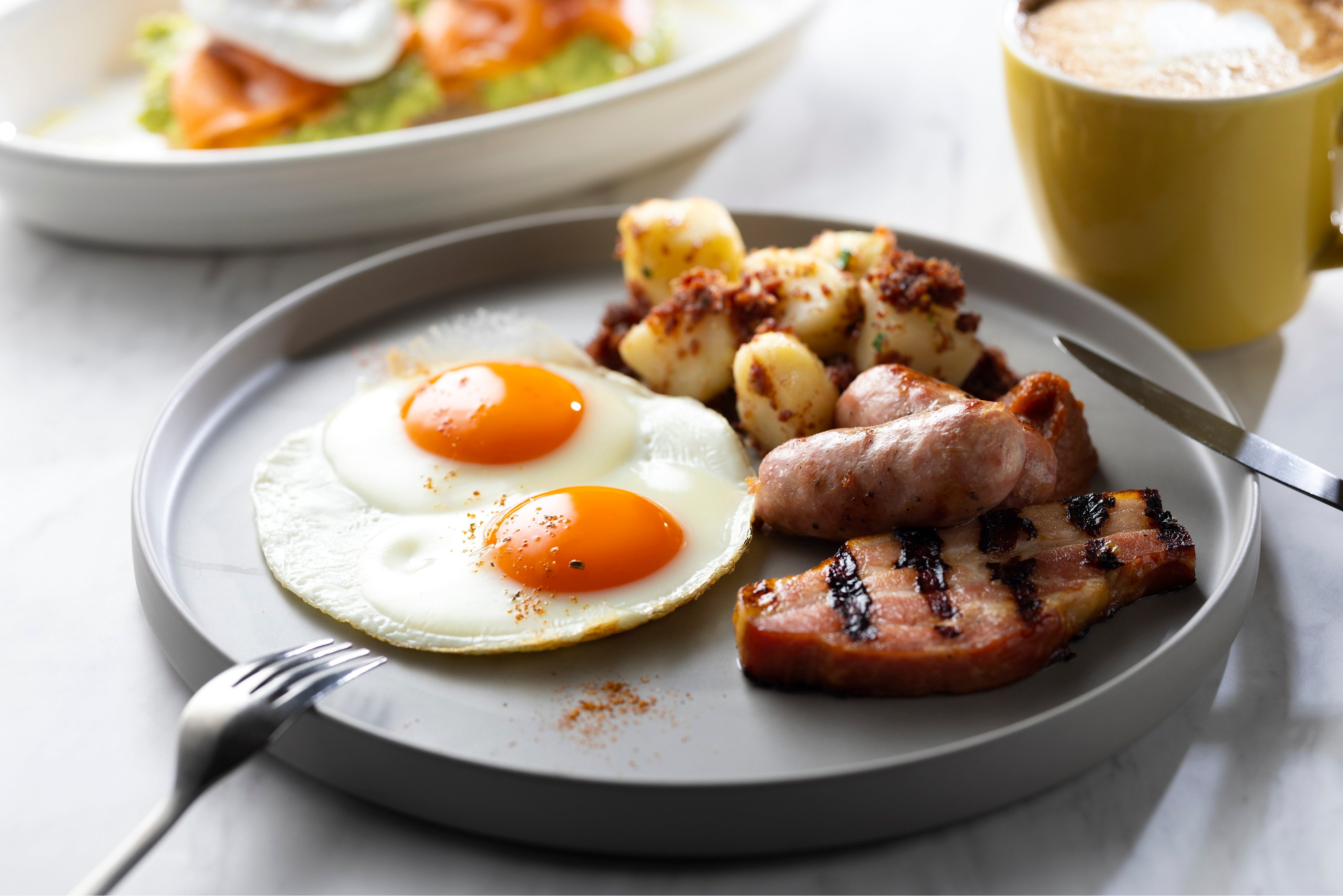 「オーガニックフライドエッグ・ソーセージとベーコンのグリル」 シンプルなメニューながら、インドなどでカレーの隠し味として使われる調味料「チャツネ」を添えることで、スパイスが効いたオリエンタルな味わいに。 海外での朝食を彷彿とさせます。