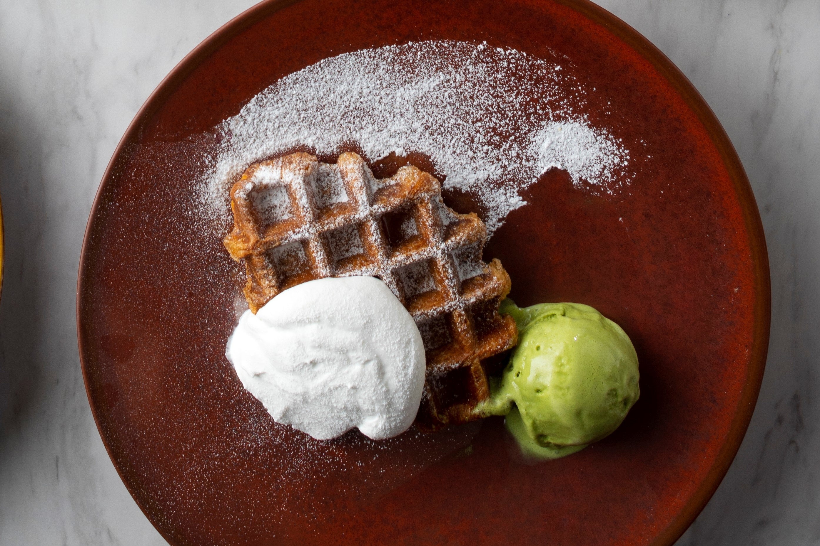 「クロッフル」 クロワッサン×ワッフルの最旬ハイブリッドスイーツ。 豆乳ホイップとオーガニックメイプルシロップは朝にちょうどいいやさしい味わいです