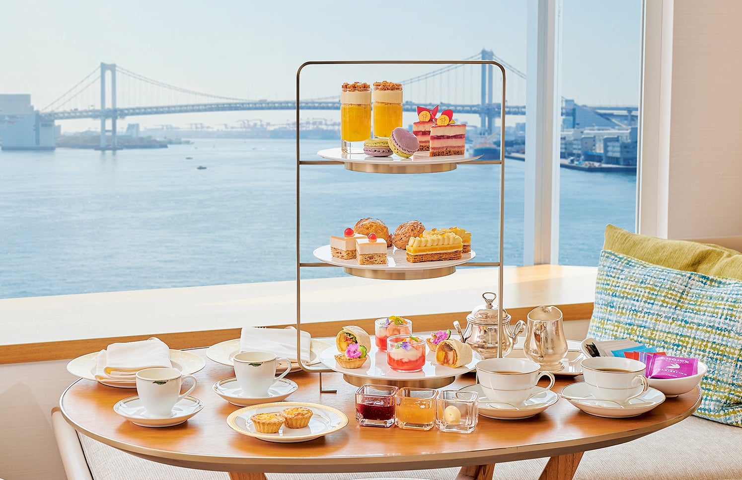 客室で目の前に広がる水辺の風景を楽しみながら、優雅にアフタヌーンティーを堪能