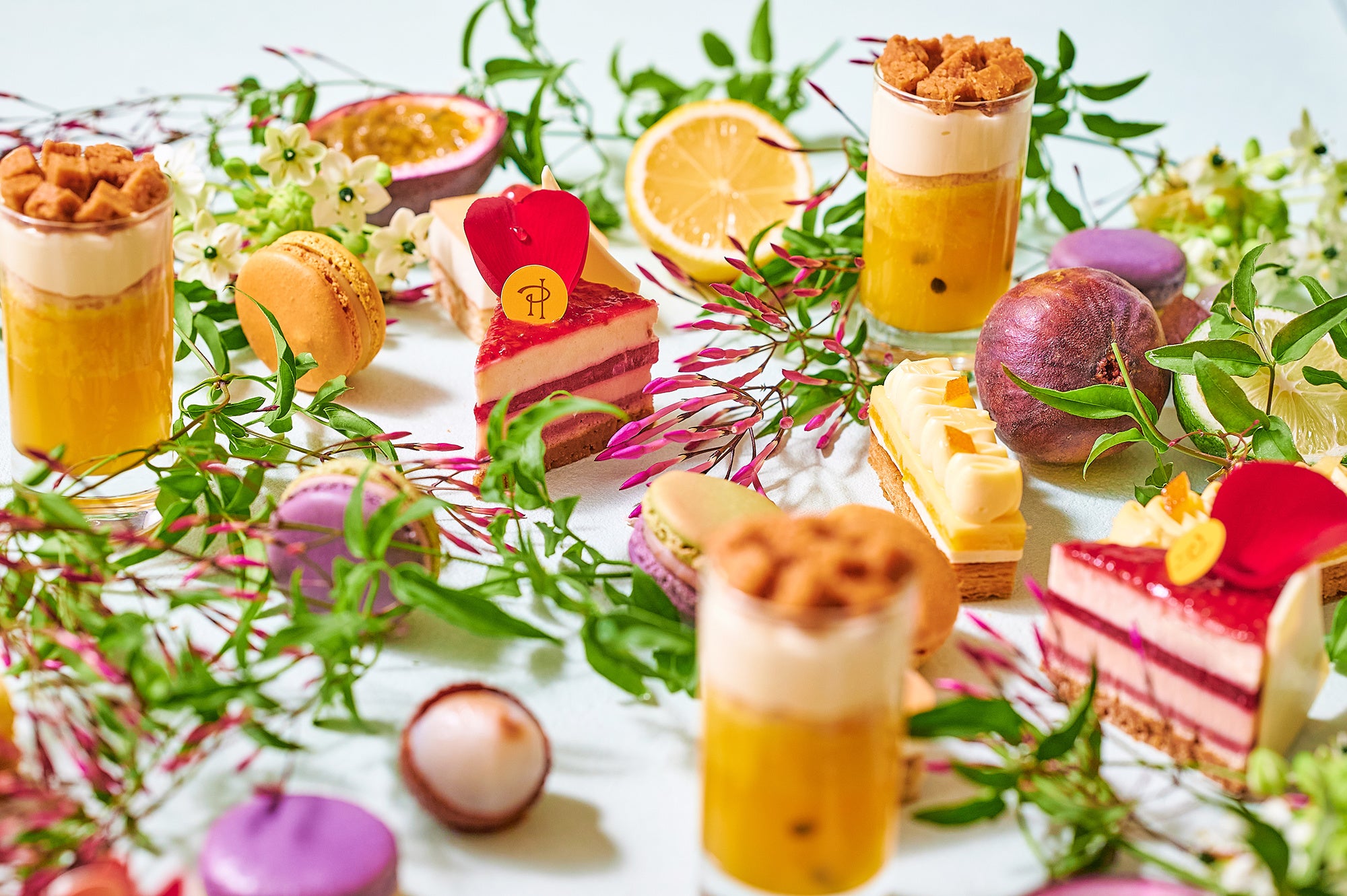 夏のフルーツを味わえる見た目にも鮮やかで贅沢なアフタヌーンティーをご用意