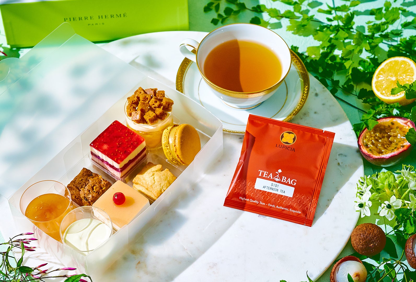 プティ・ガトーとスコーンのみを揃えたプティフールセット