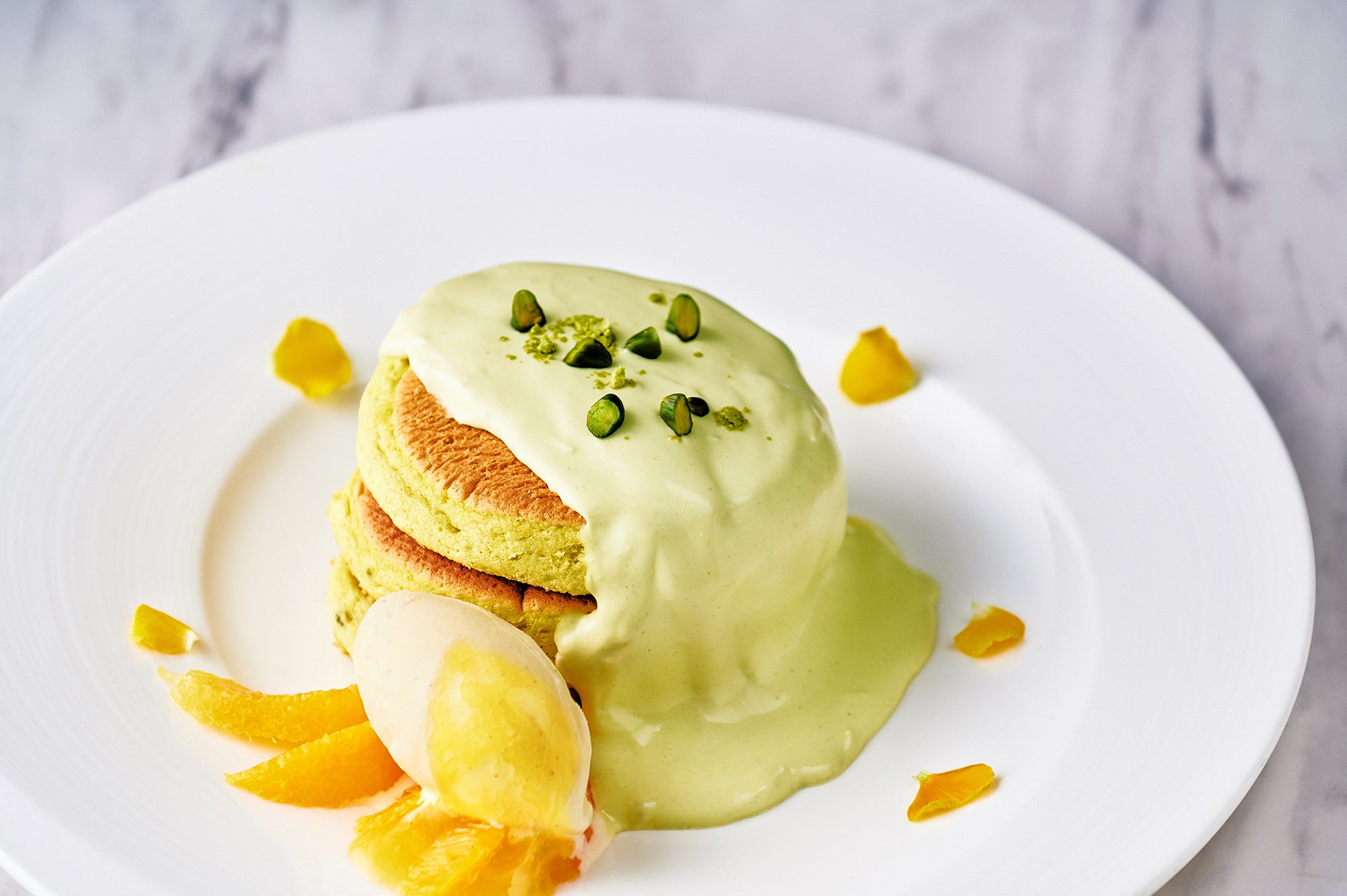 オレンジの爽やかな風味とピスタチオの香ばしさが引き立つ豊かな味わいと、色鮮やかな見た目を楽しめるパンケーキが登場