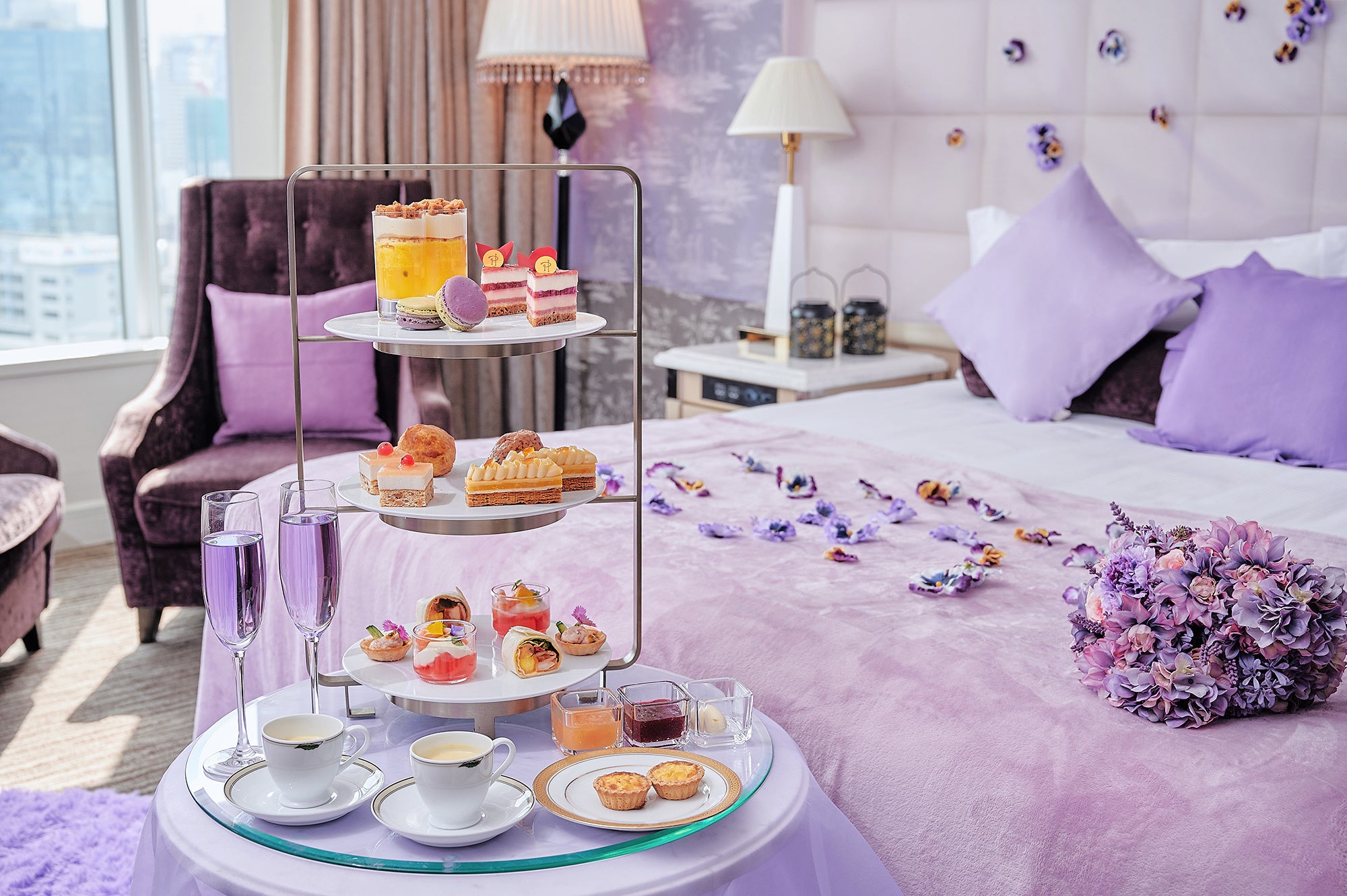 お部屋でピエル・エルメ・パリとのコラボレーションによる季節のアフタヌーンティーを存分に楽しめる