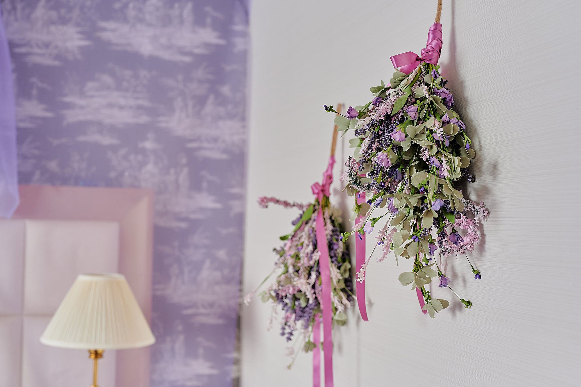 ロマンティックなラベンダー色の花装飾