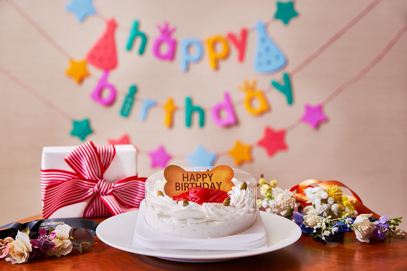 わんちゃんの誕生日やステイ記念より一層 華やかに演出するケーキセットをご用意