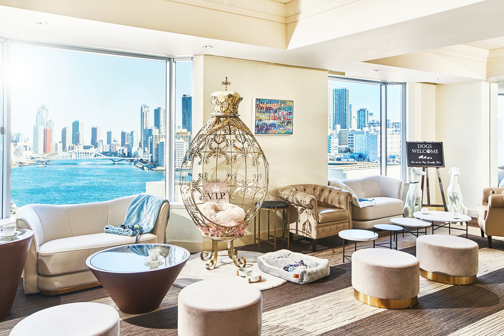 ドッグフレンドリーフロアには専用のラウンジがあり、愛犬とご一緒に寛げるコミュニケーションの場所として利用できる