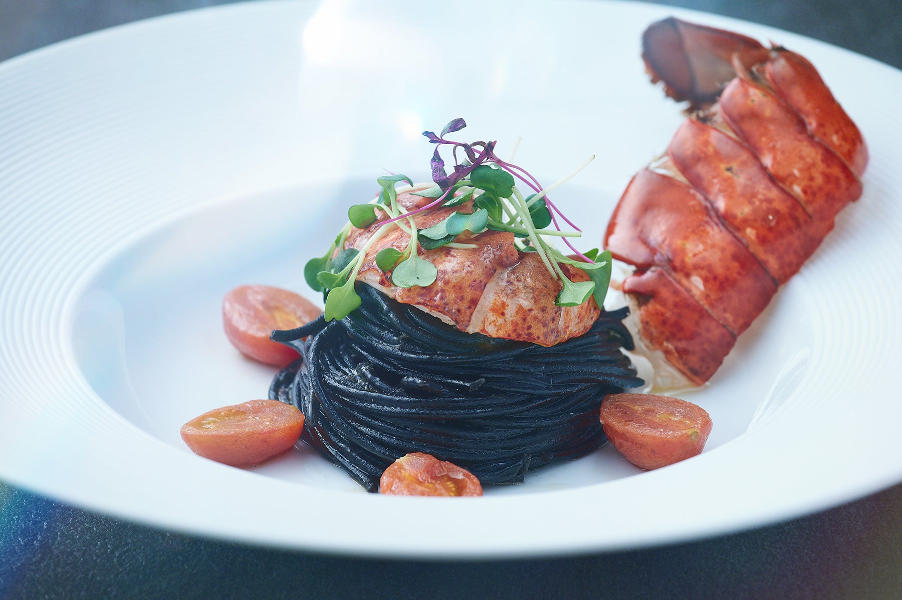 イカ墨を練り込んだパスタにOSMICトマトとオマール海老をアレンジ