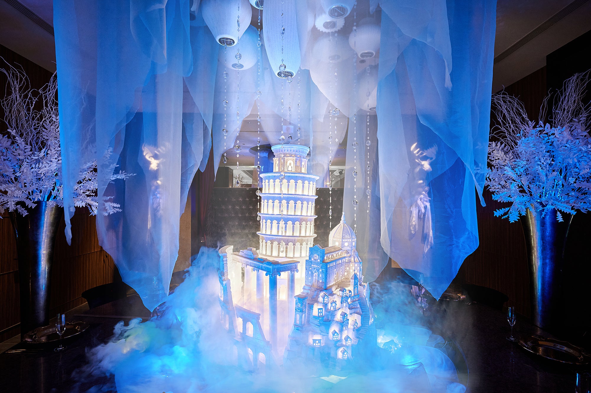 ラウンドテーブルの中央にはイタリアの名所を再現したオブジェが並ぶ