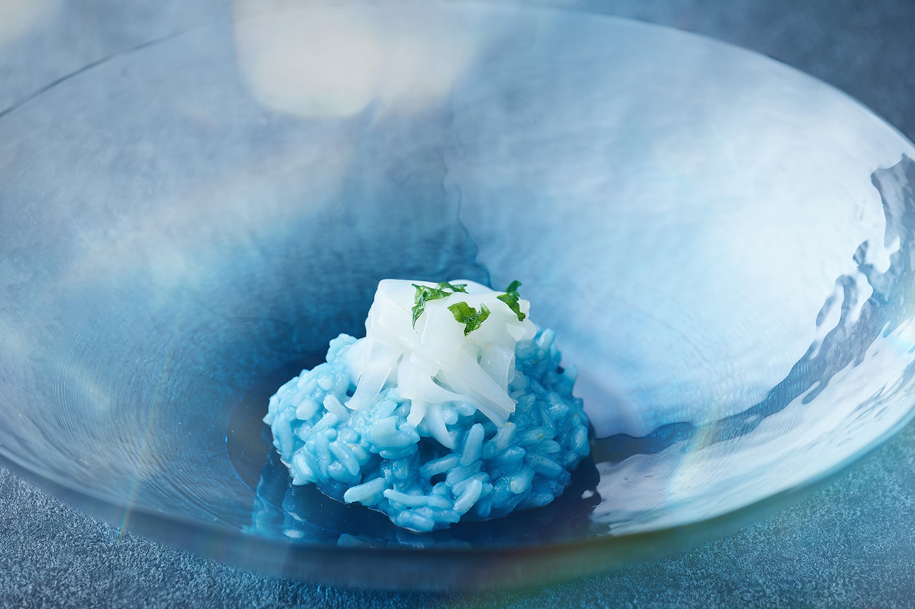 涼し気なブルーカラーのリゾットはダブルメインコースのみ提供