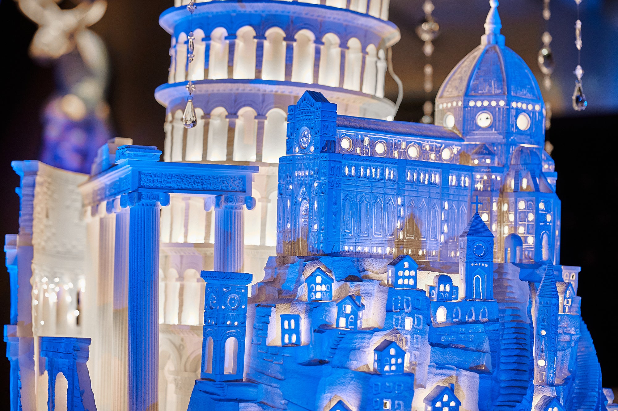 イタリアの観光名所を模したオブジェにブルーのライトで演出