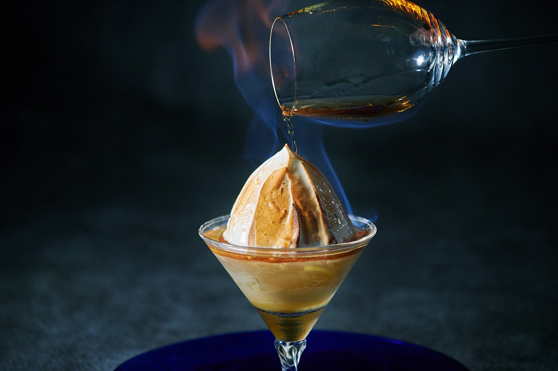 デザートは目の前で炎の演出を行うセミフレッド