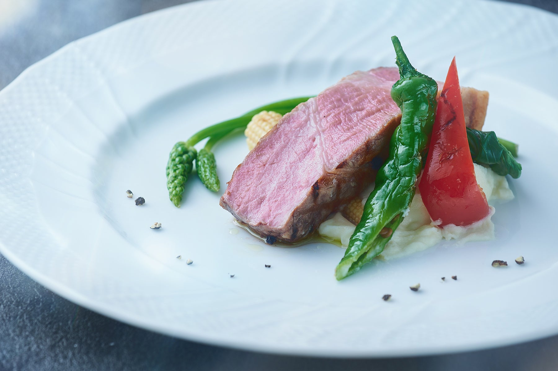 豚ロース肉のグリルにサルサヴェルデを添えて