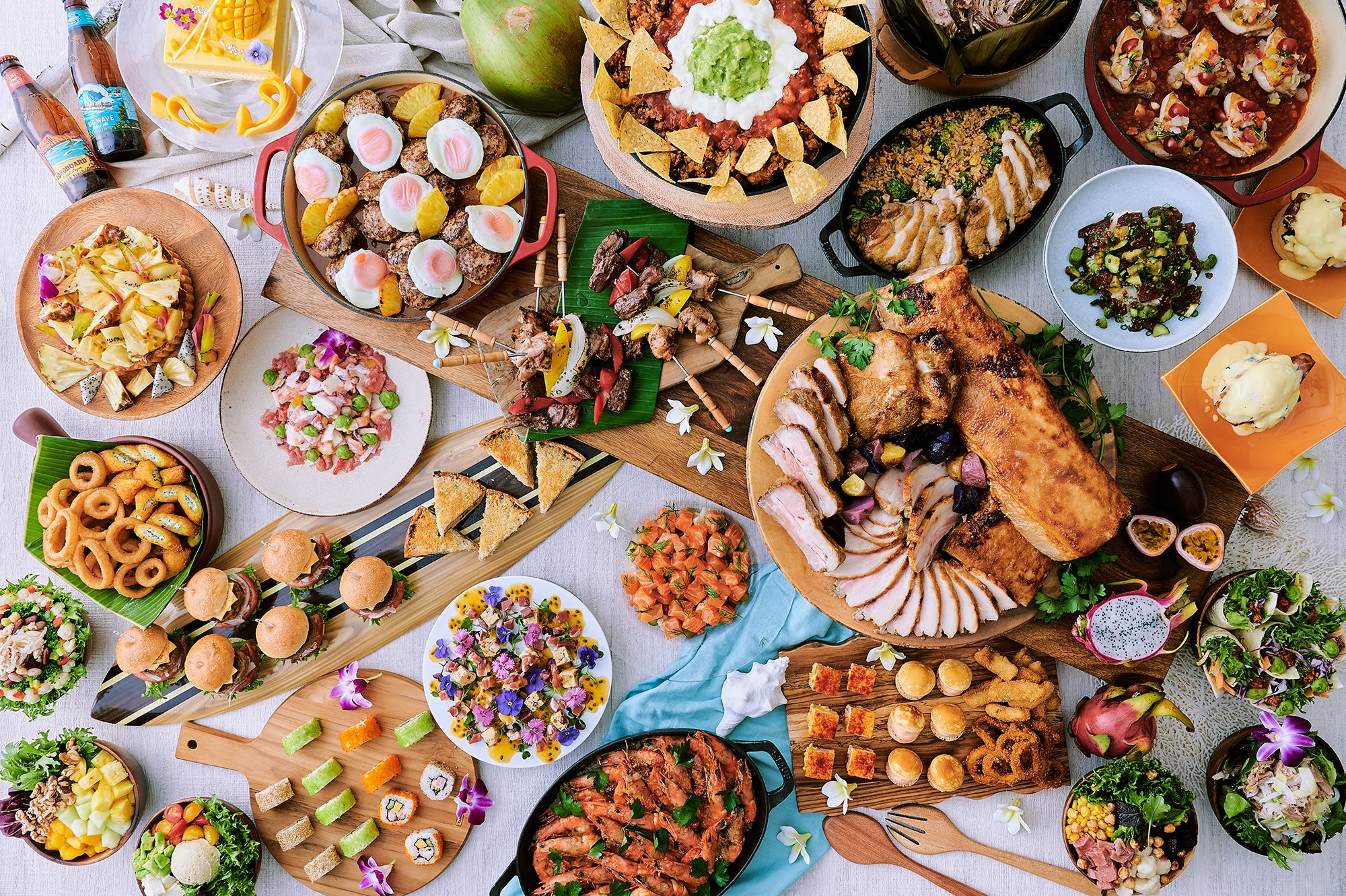 ハワイの伝統料理やロコフードを中心にお肉やお魚料理をラインナップ