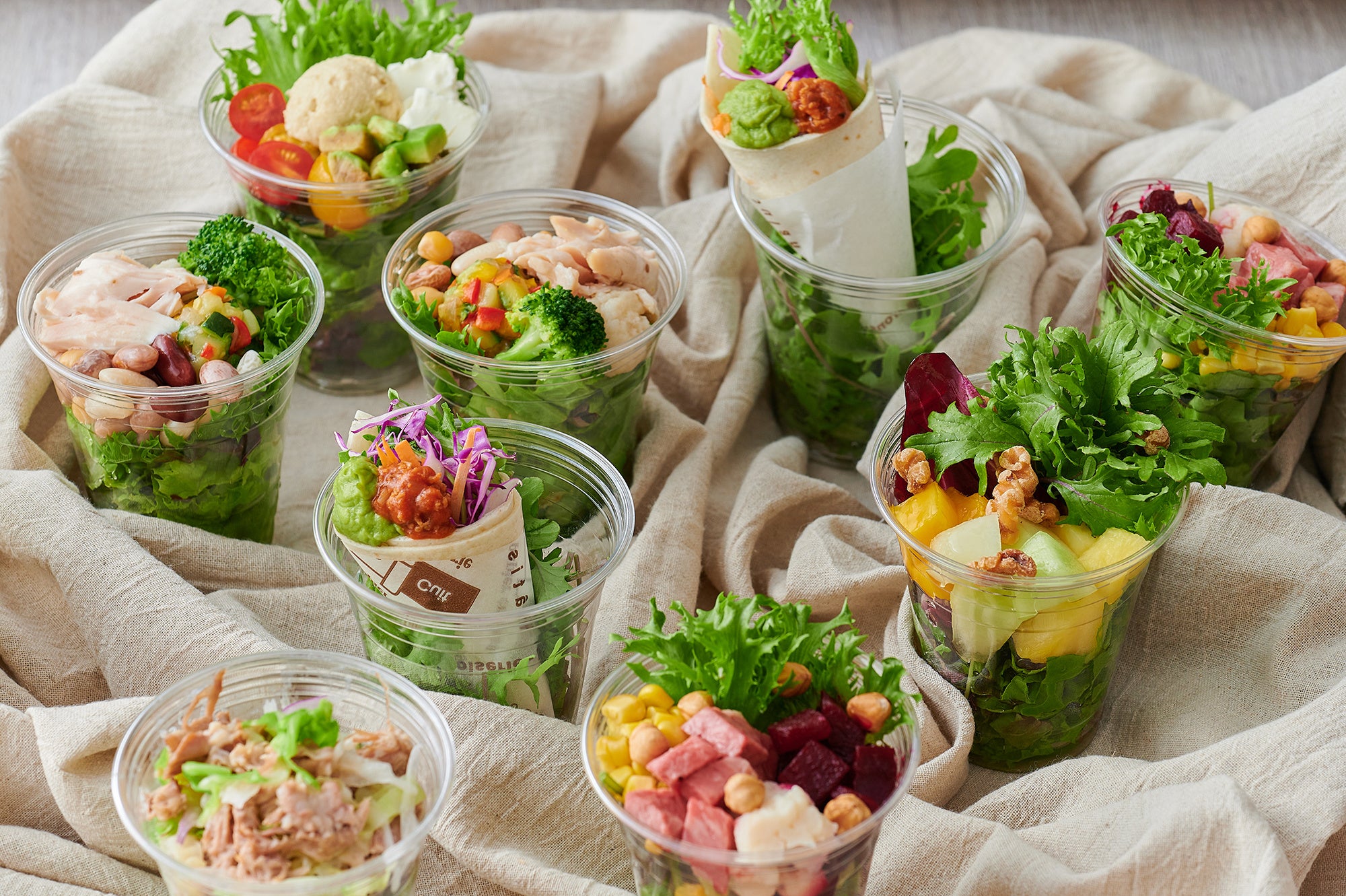 ハーブチキンやソイチーズなど ヘルシーな素材を使ったサラダ