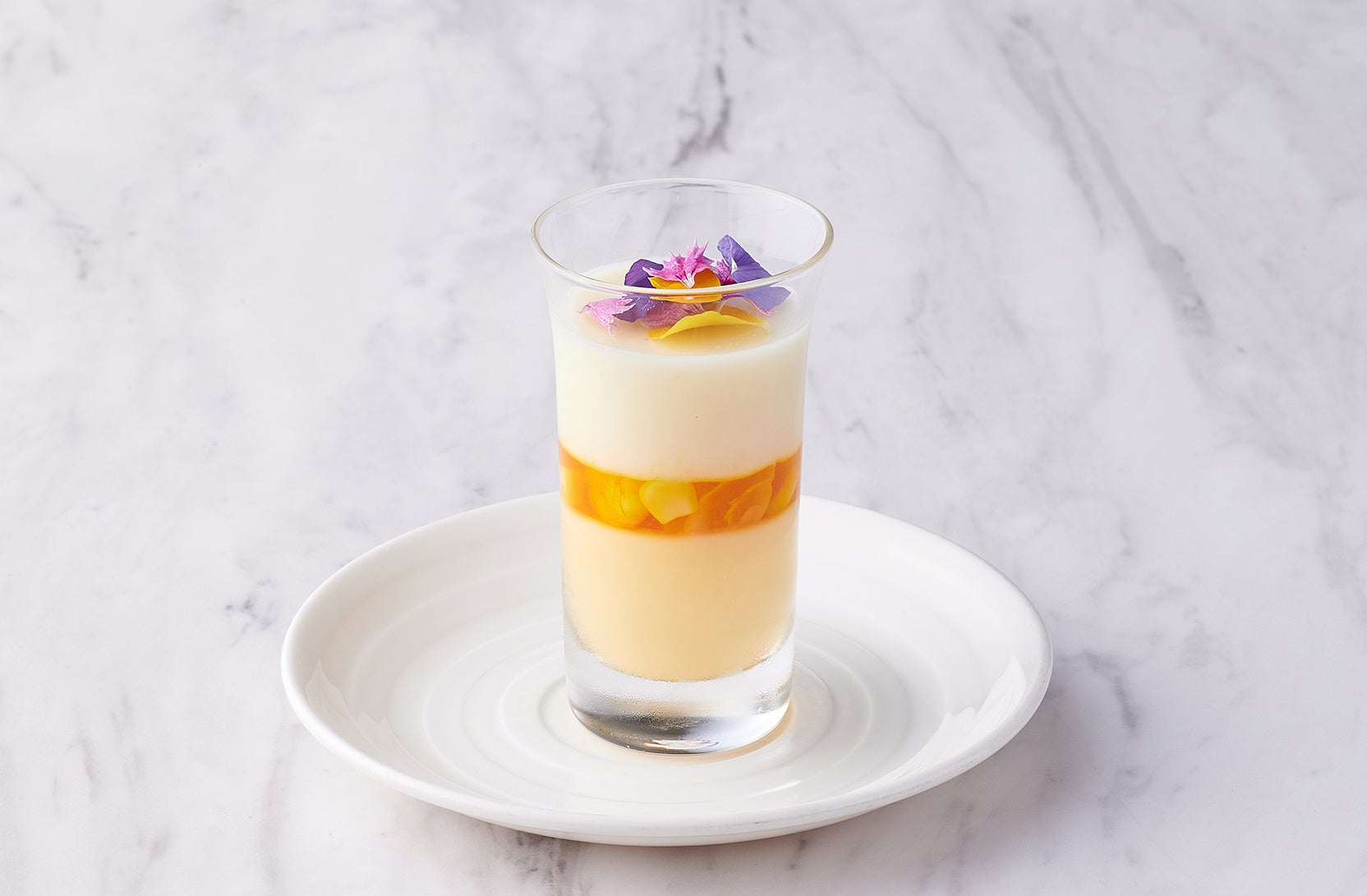 夏が旬のとうもろこしをふんだんに使った冷製スープ