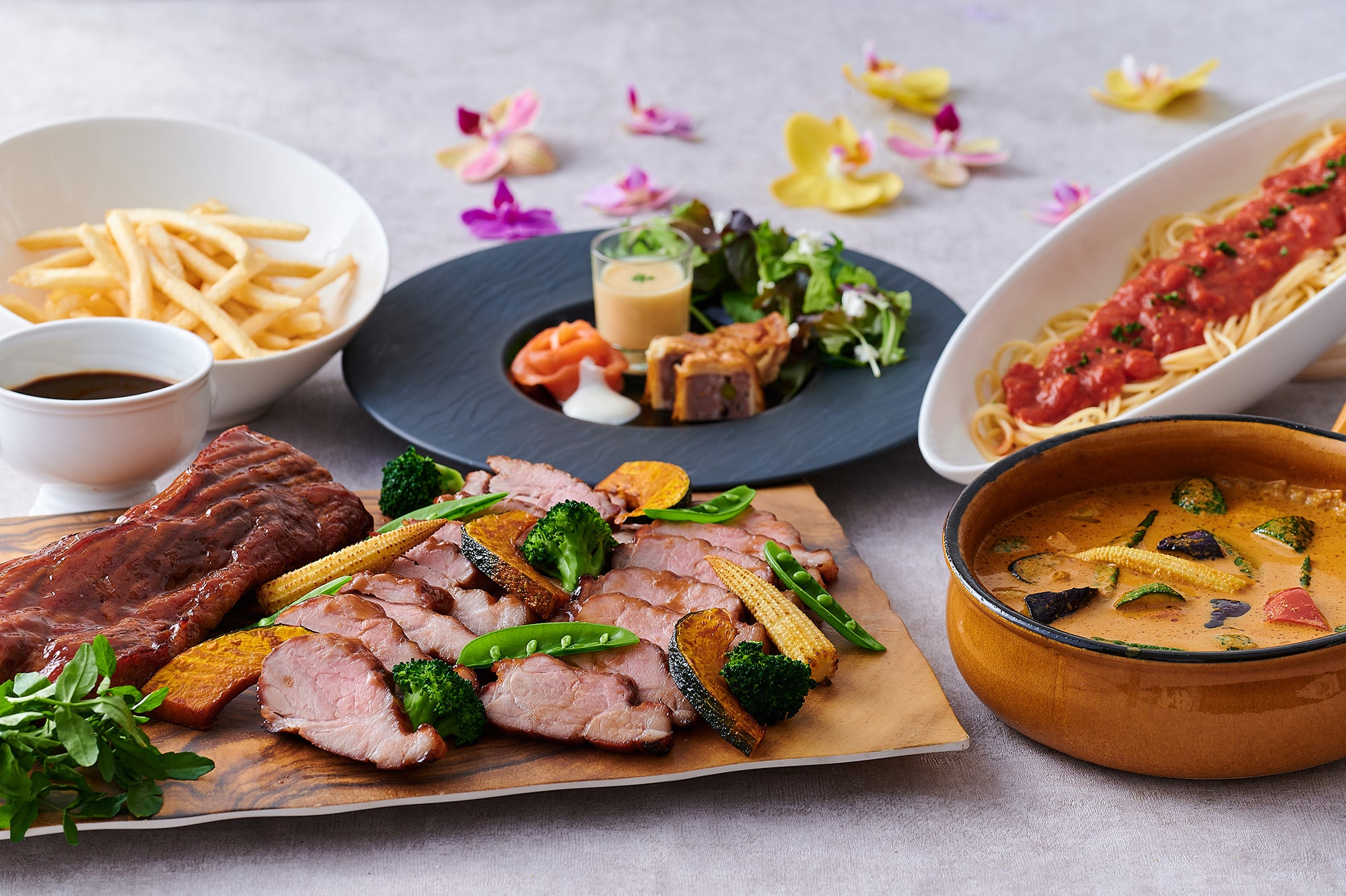 夏野菜のスープカレーやさっぱりしたトマトサルサソースパスタなどの温製料理が並ぶ