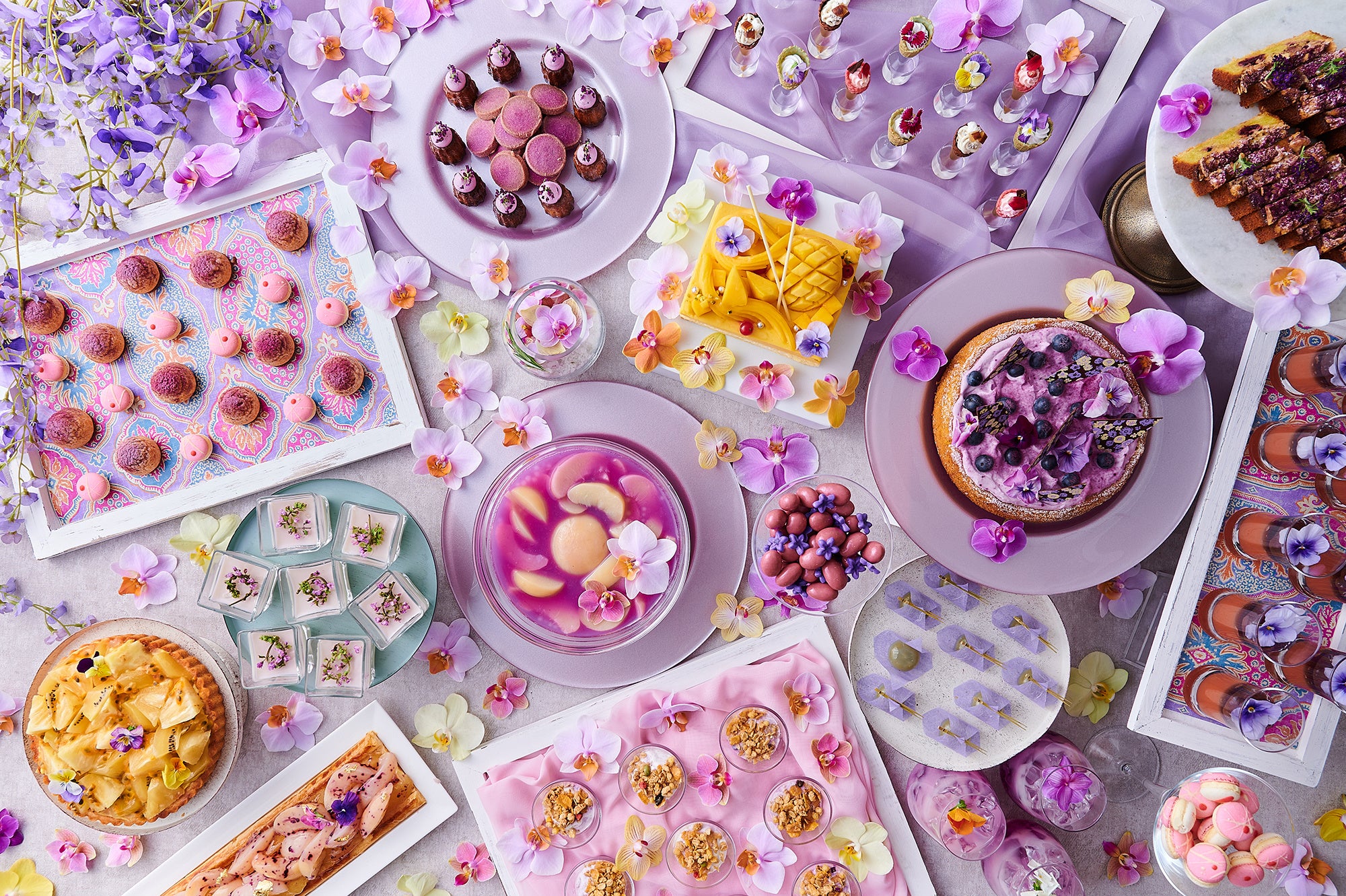 夏のエキゾチックなフルーツをふんだんに使用した、ラベンダーカラーに彩られた スイーツメニューの数々を楽しめる