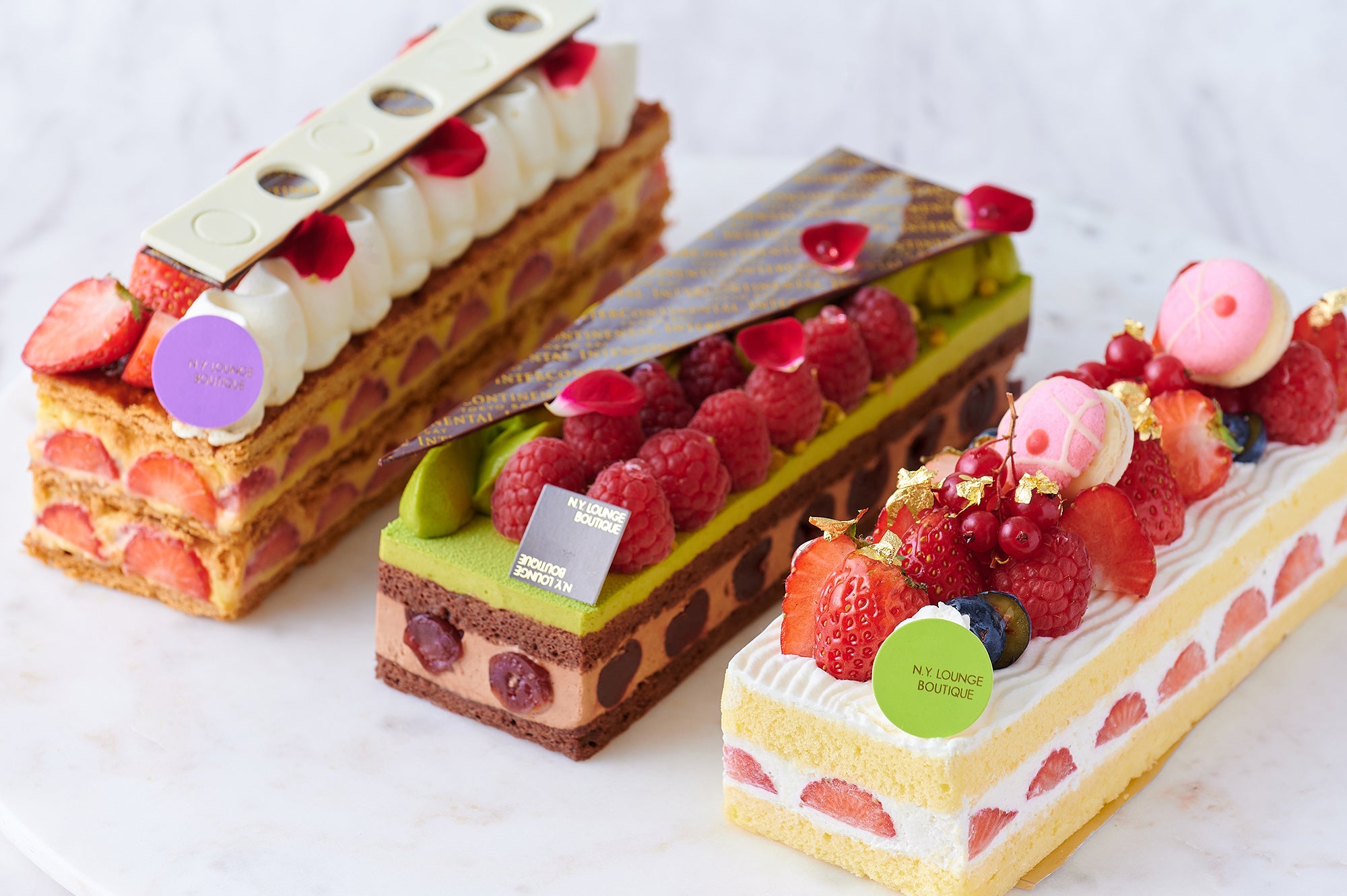 ホールケーキはスクエア型のケーキを3種類用意