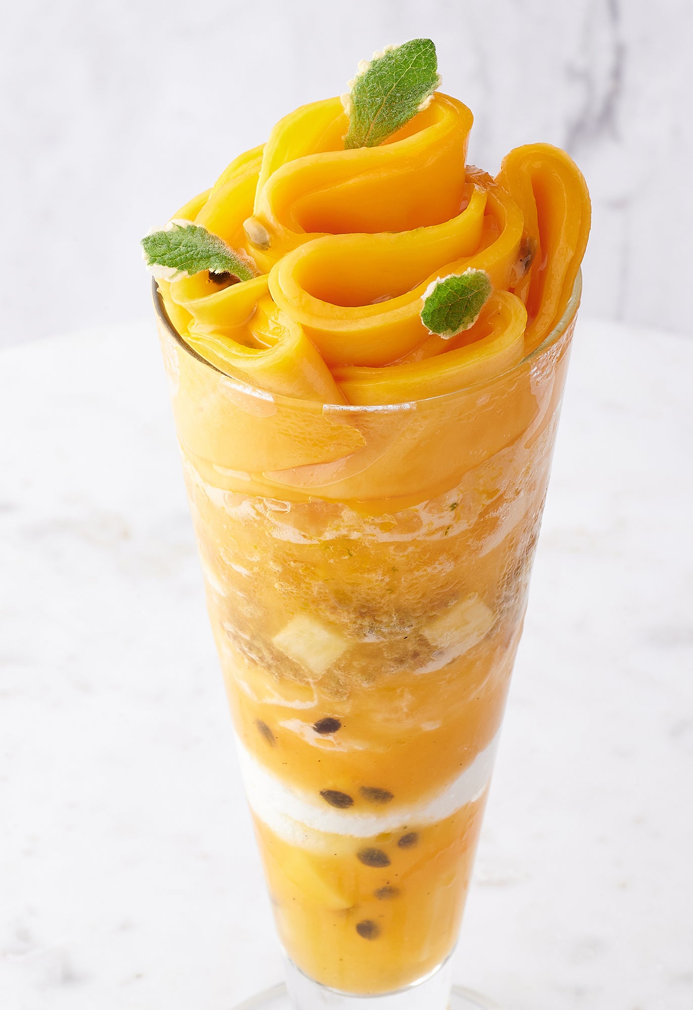 パッションフルーツとマンゴーで仕上げた夏を感じられるパフェ