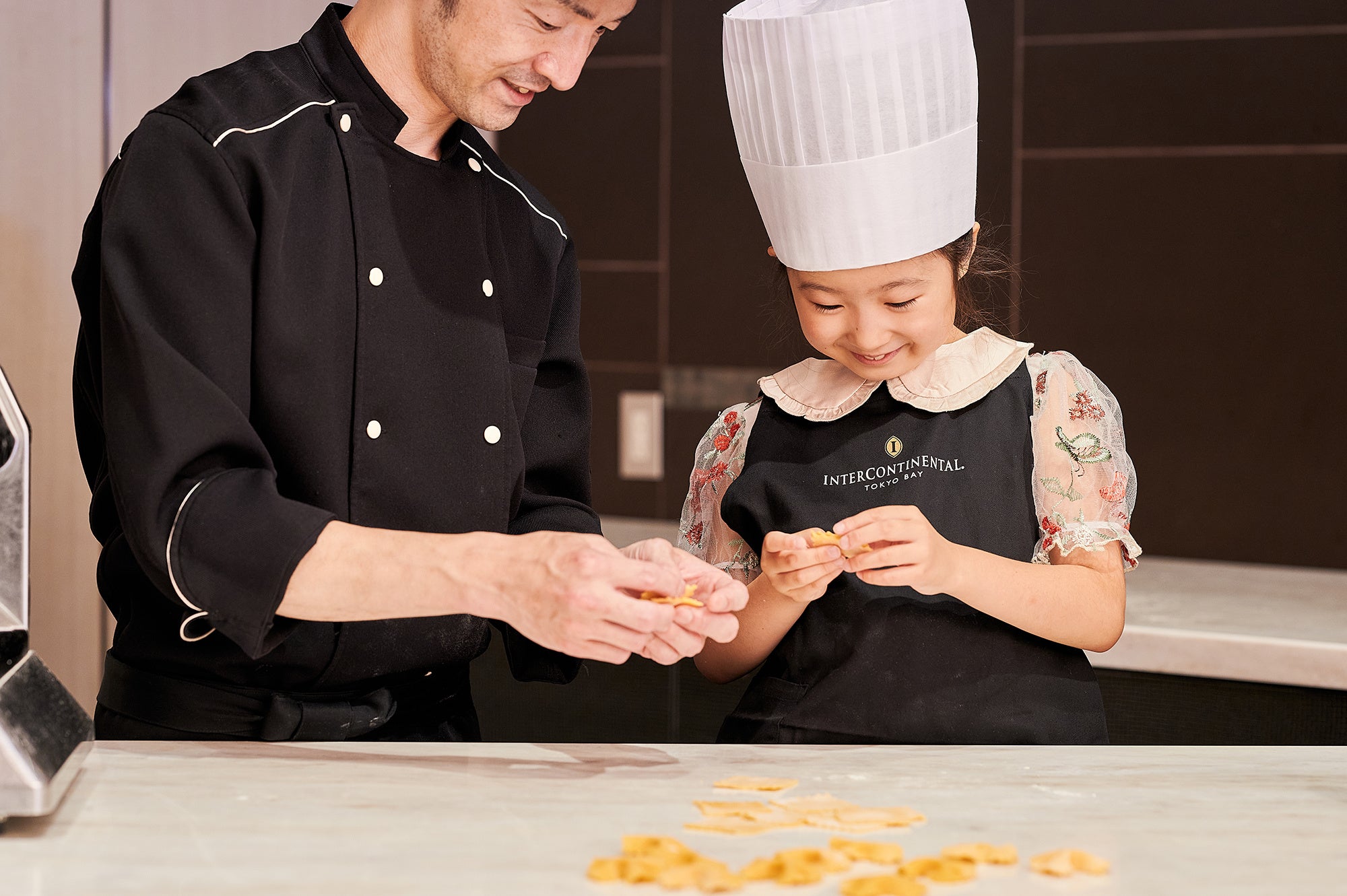 シェフより蝶々型の生パスタ「ファルファッレ」の 作り方をレクチャー