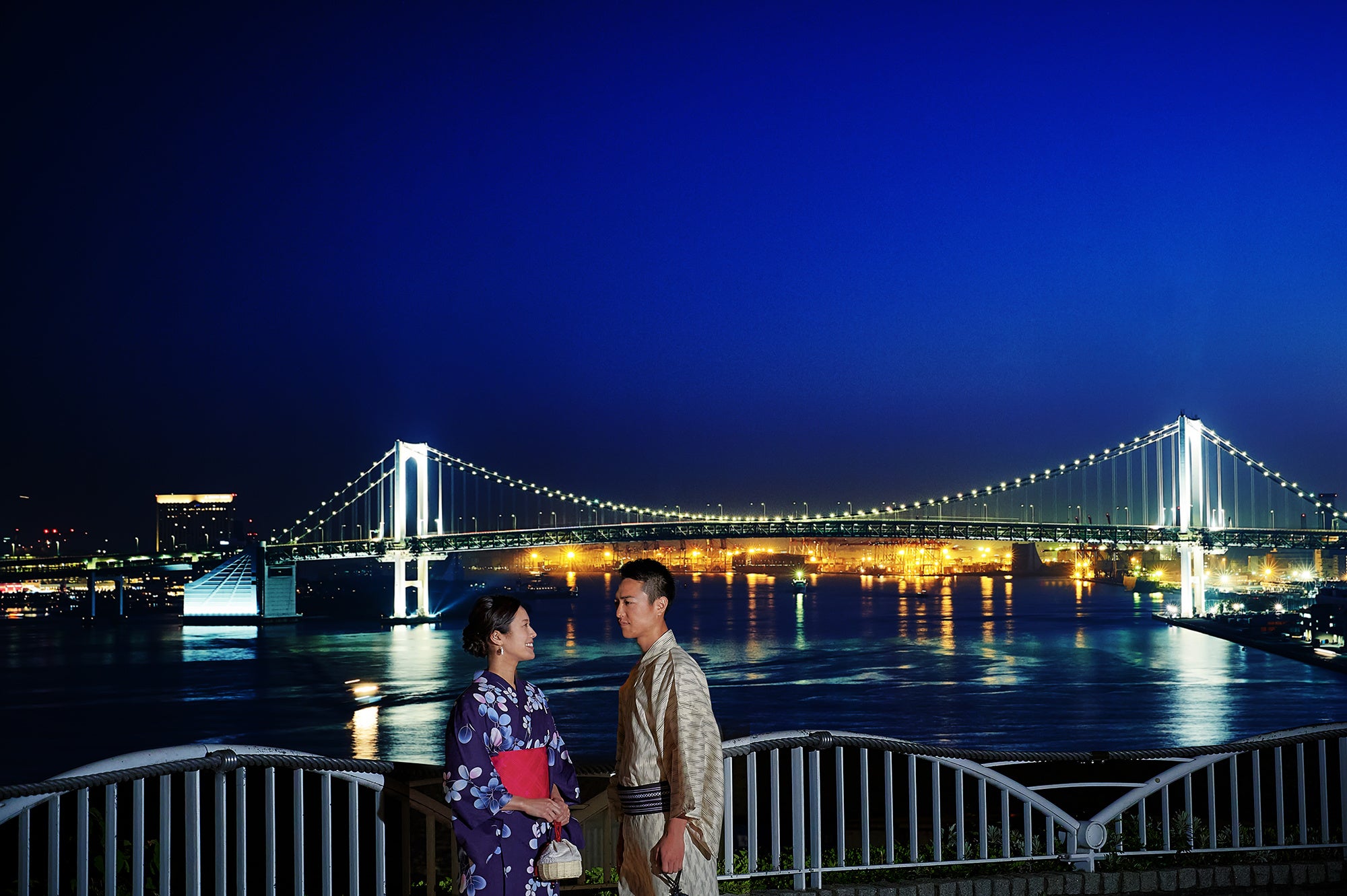 レイレインボーブリッジの夜景の前で記念撮影もンボーブリッジの夜景の前で記念撮影も