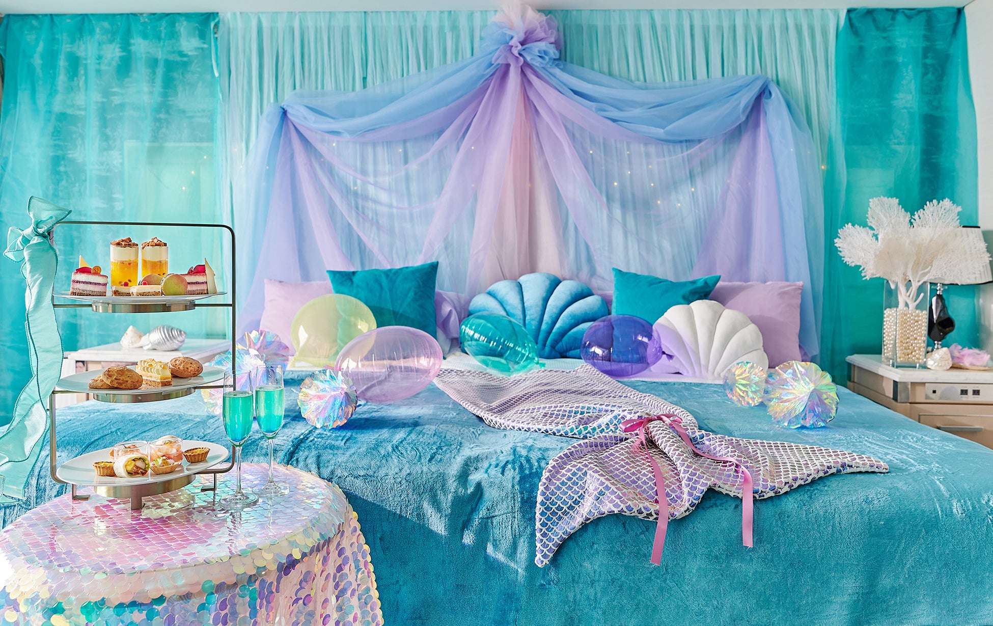 海の世界を表現した夢のような空間で、季節のアフタヌーンティーを堪能