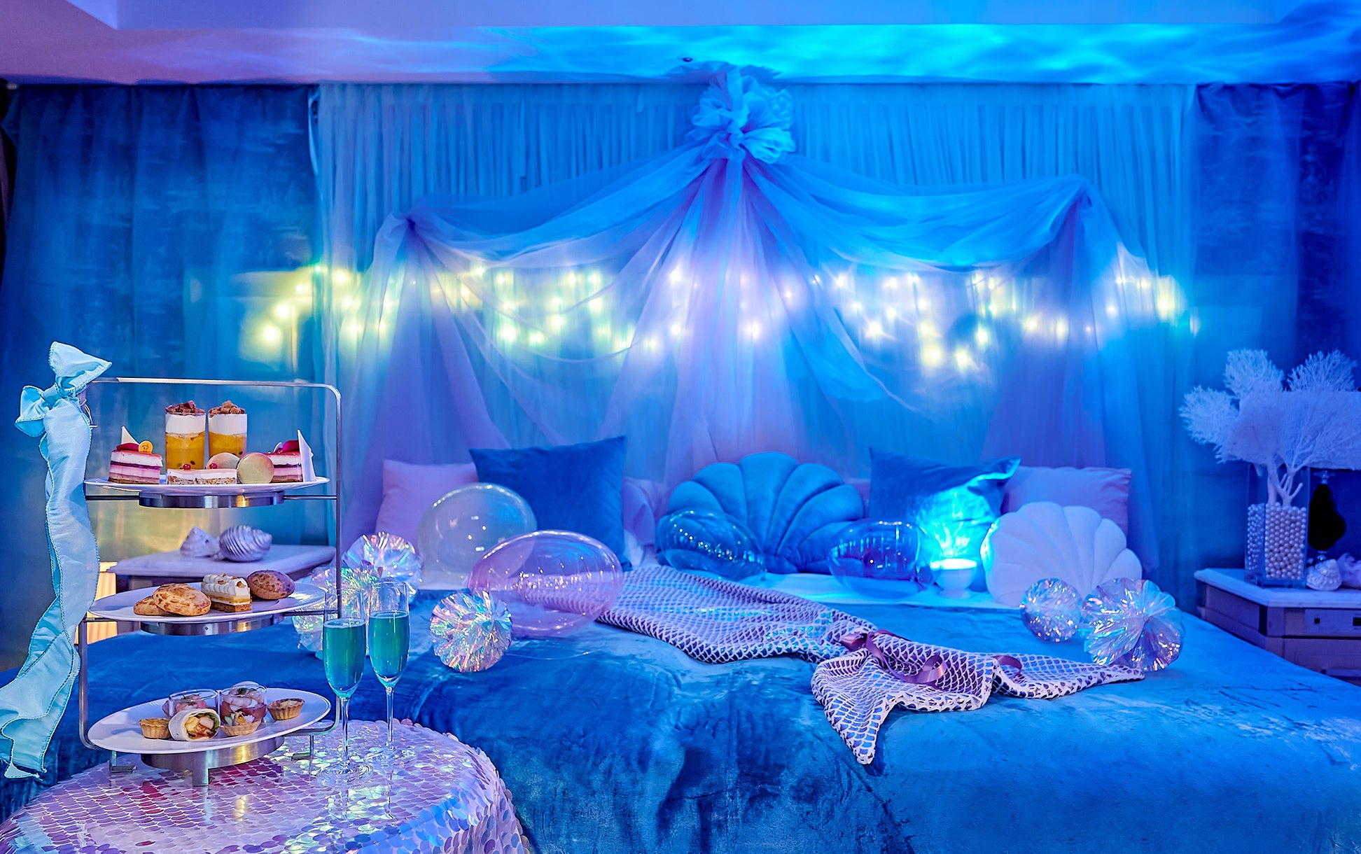 海の底にいるような波模様を映し出し、ロマンティックな空間を演出