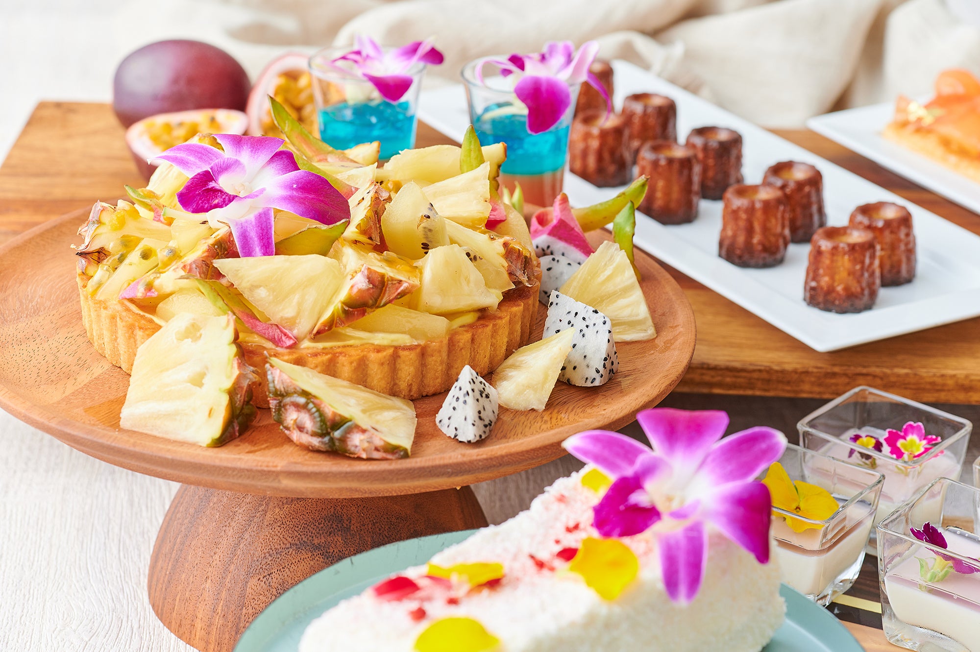 リリコイフルーツタルト／ ココナッツシフォンケーキ／黒糖のカヌレ