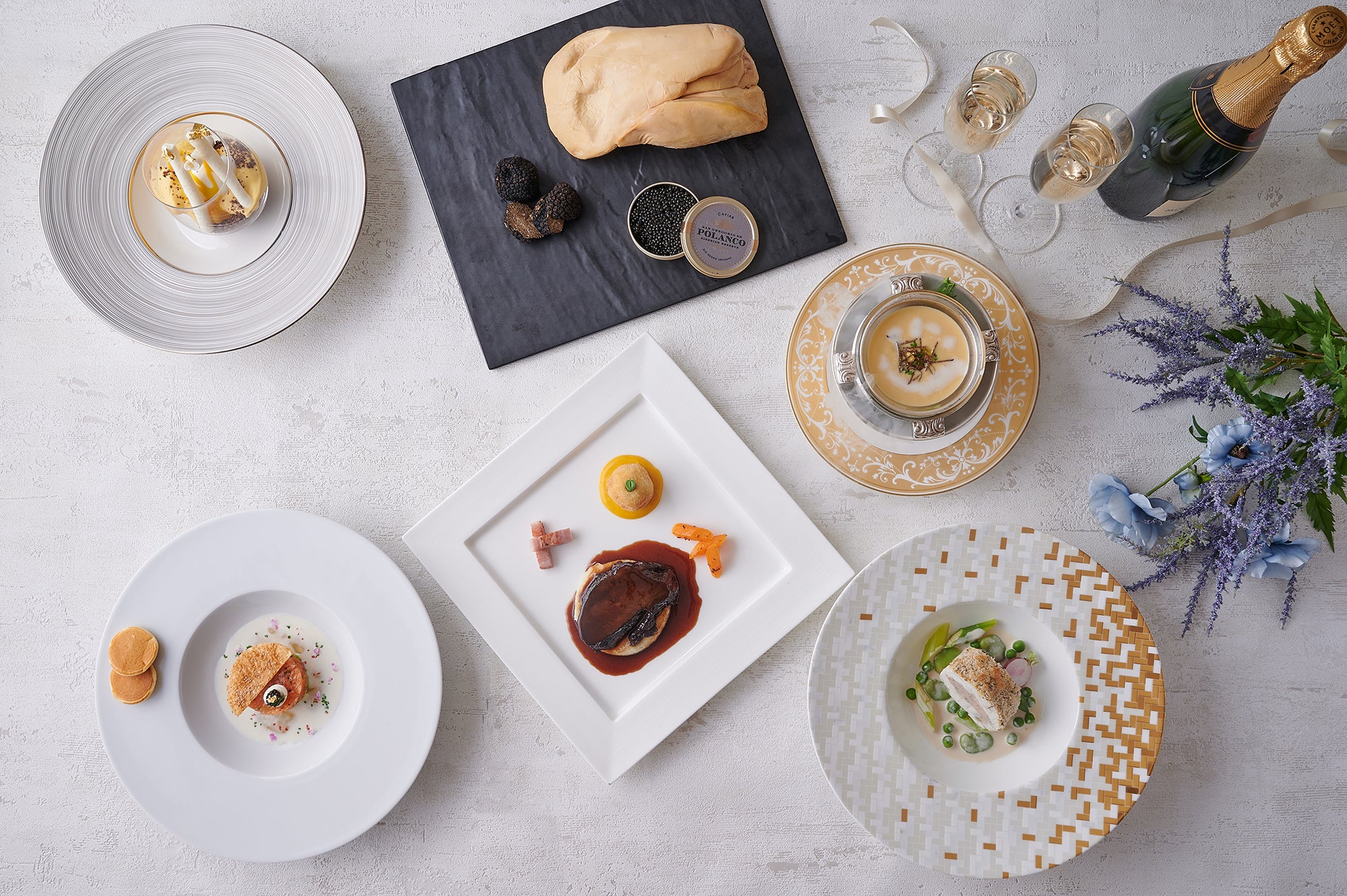 東京湾へのパノラミックな眺望を楽しみながら、ジャズの生演奏とともに、ホテル総料理長がお届けする至極のスペシャルランチを堪能