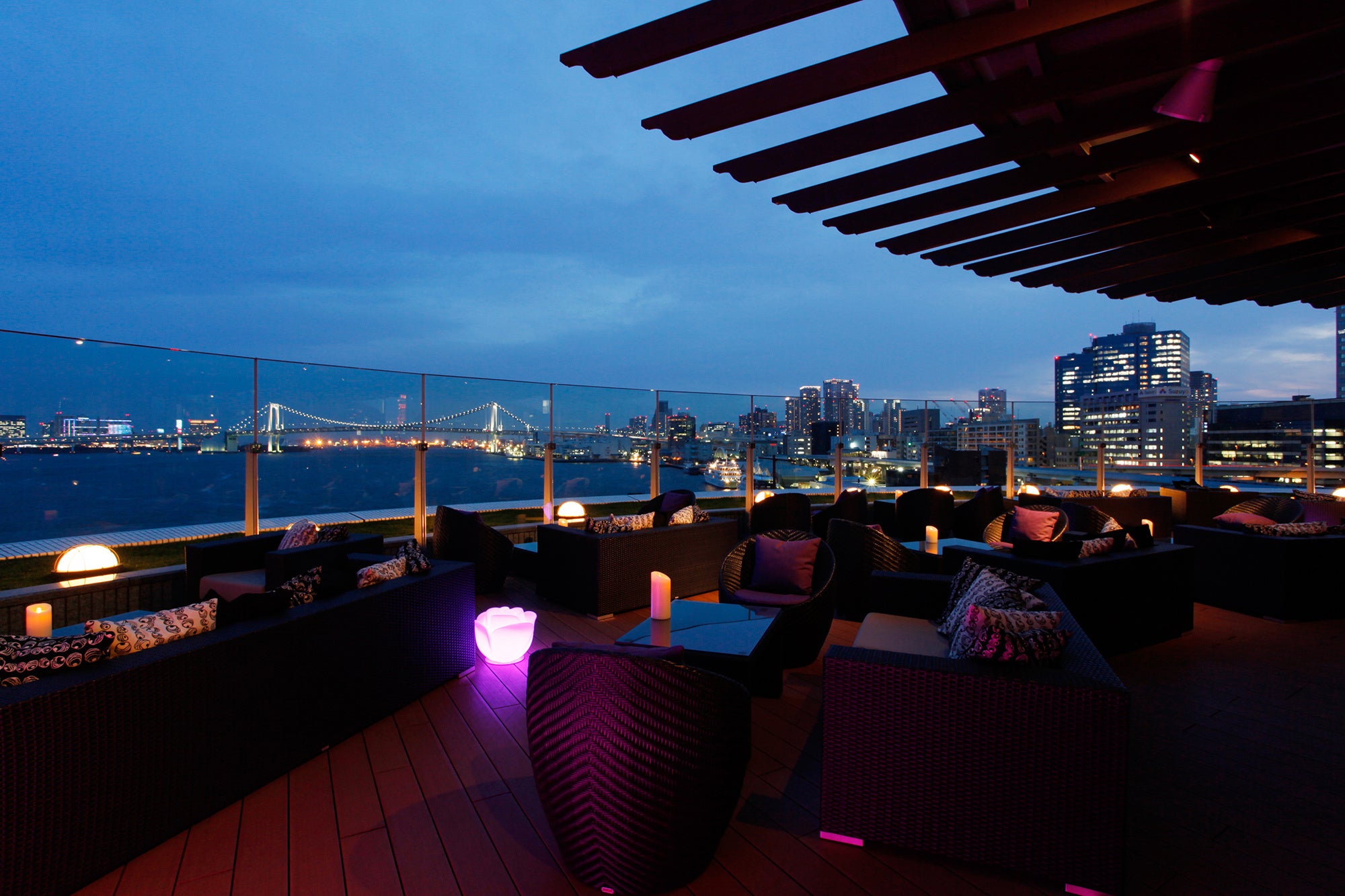 テラスにはゆったりと寛げる大きなソファも用意