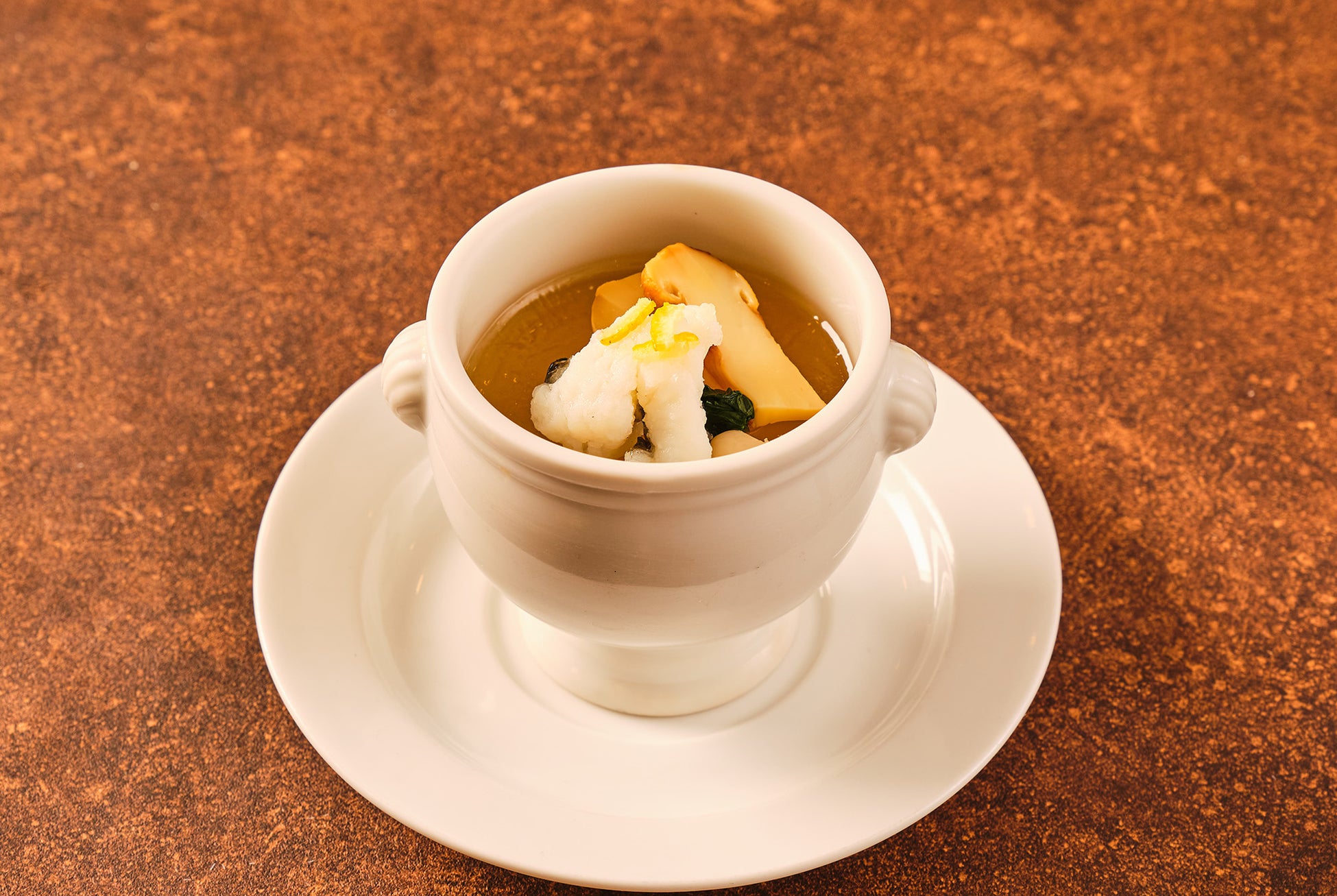 ファーストディッシュのスープは、松茸と鱧(ハモ)を使った贅沢な味わい