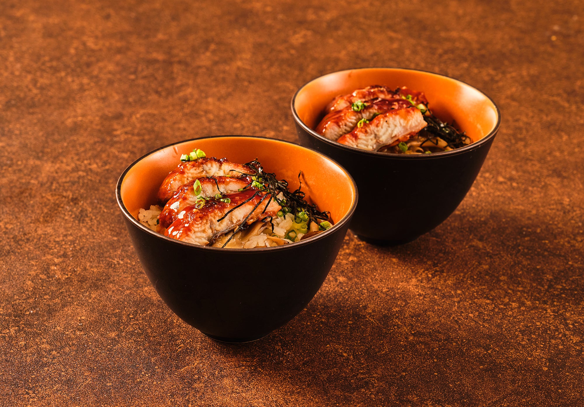 うなぎの炙りをのせたキノコの炊き込みご飯