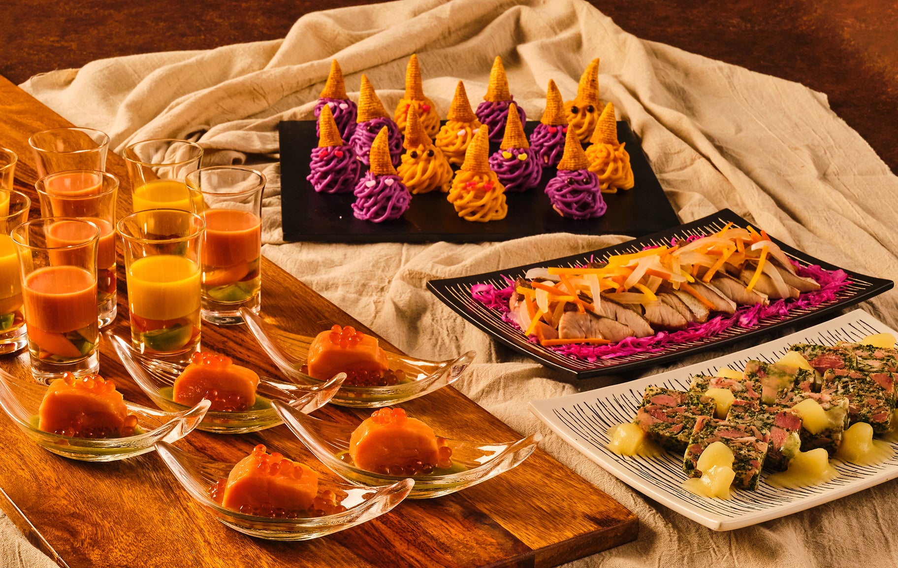 冷前菜コーナーには、いくらをトッピングしたサーモンミキュイ、完熟トマトのババロアなどを用意