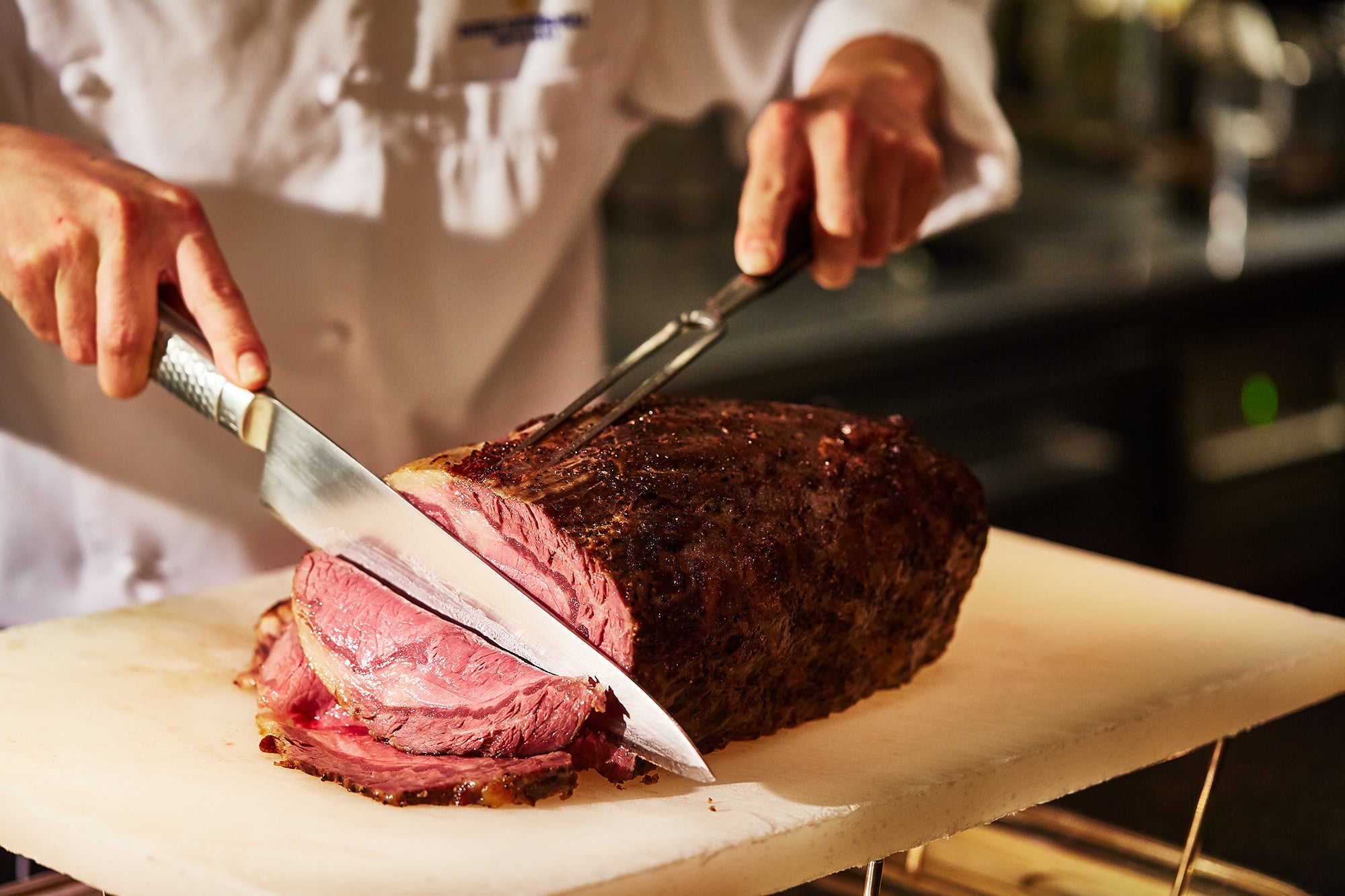 シェフ特製のレシピでつくるローストビーフは目の前でカッティングしてお届け