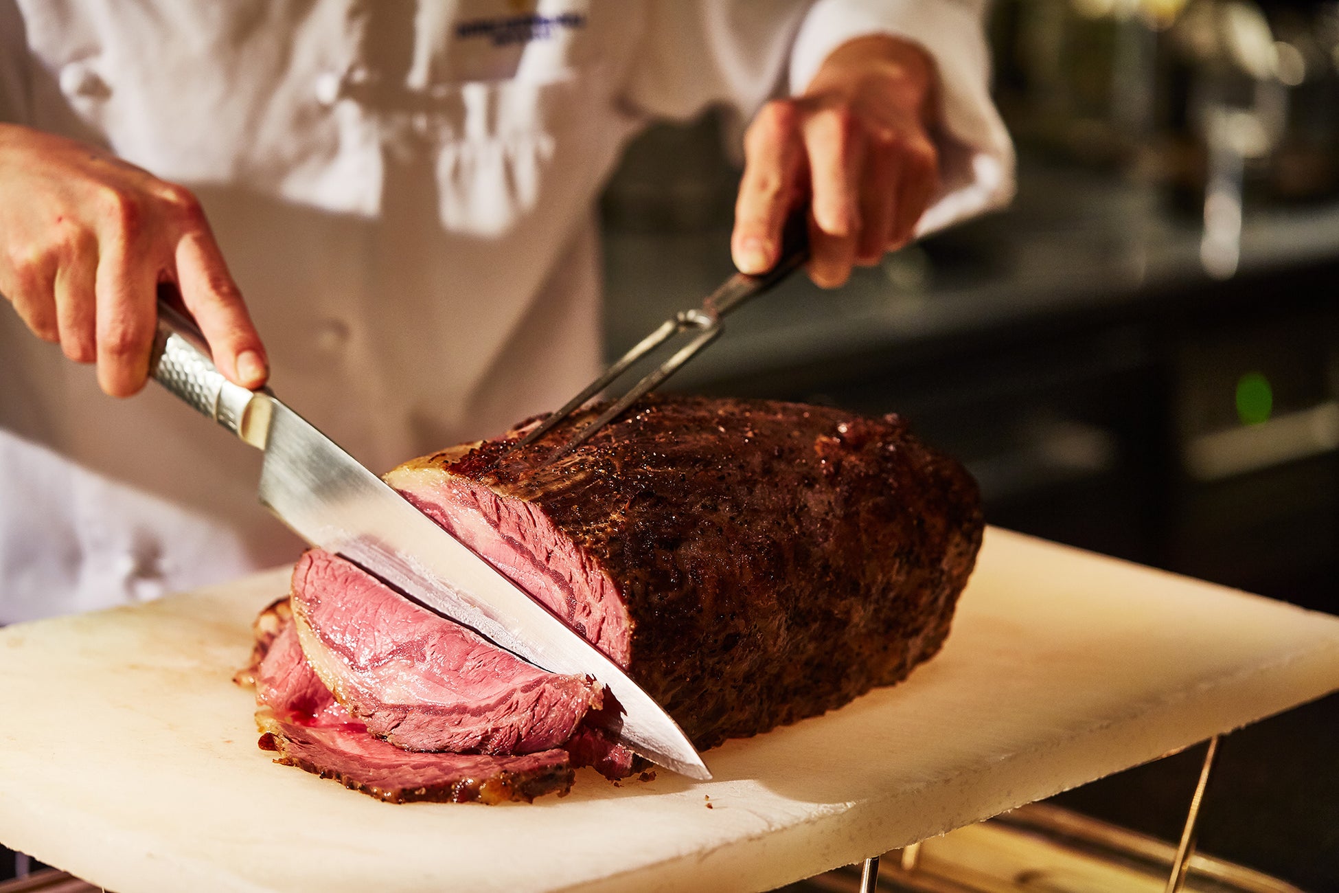 シェフ特製のレシピでつくるローストビーフは目の前でカッティングしてお届け