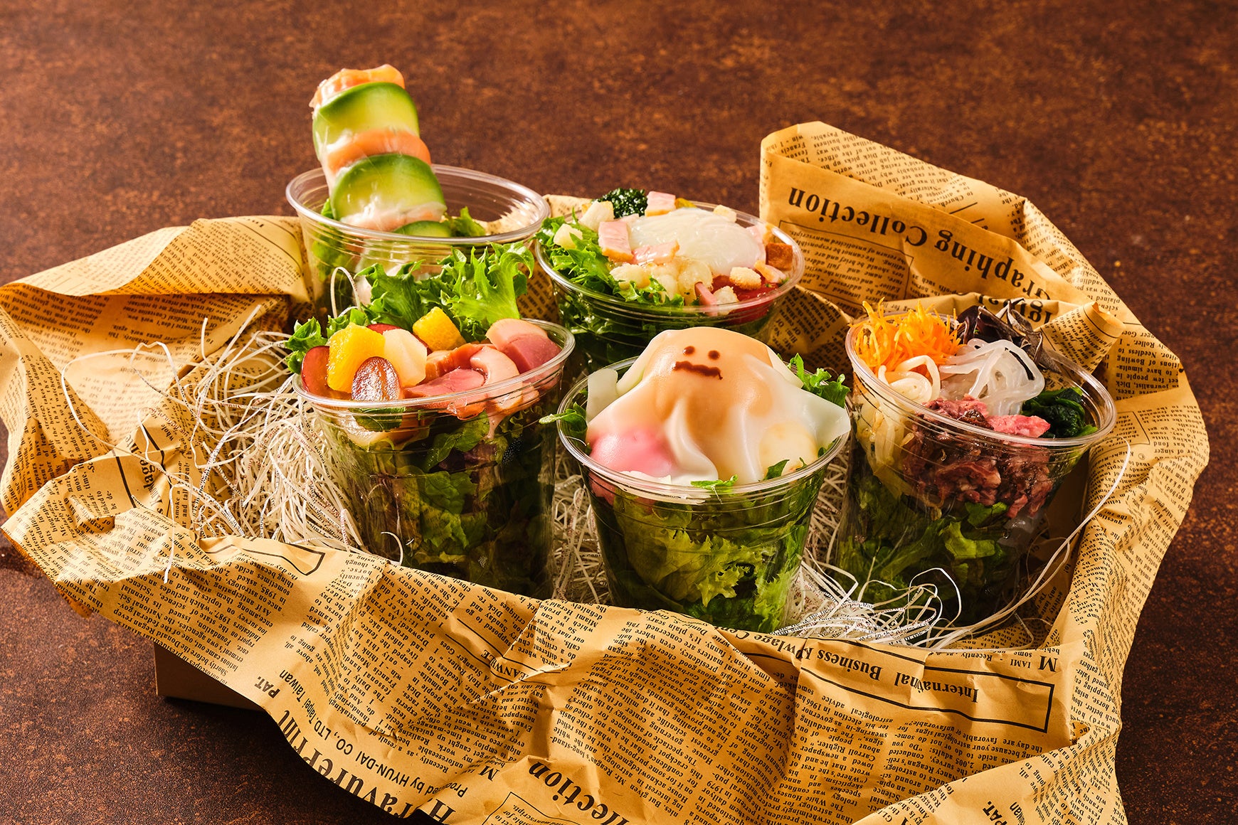 スモークサーモンやポテトを使った、 鮮やかで彩り豊かなサラダが並ぶ