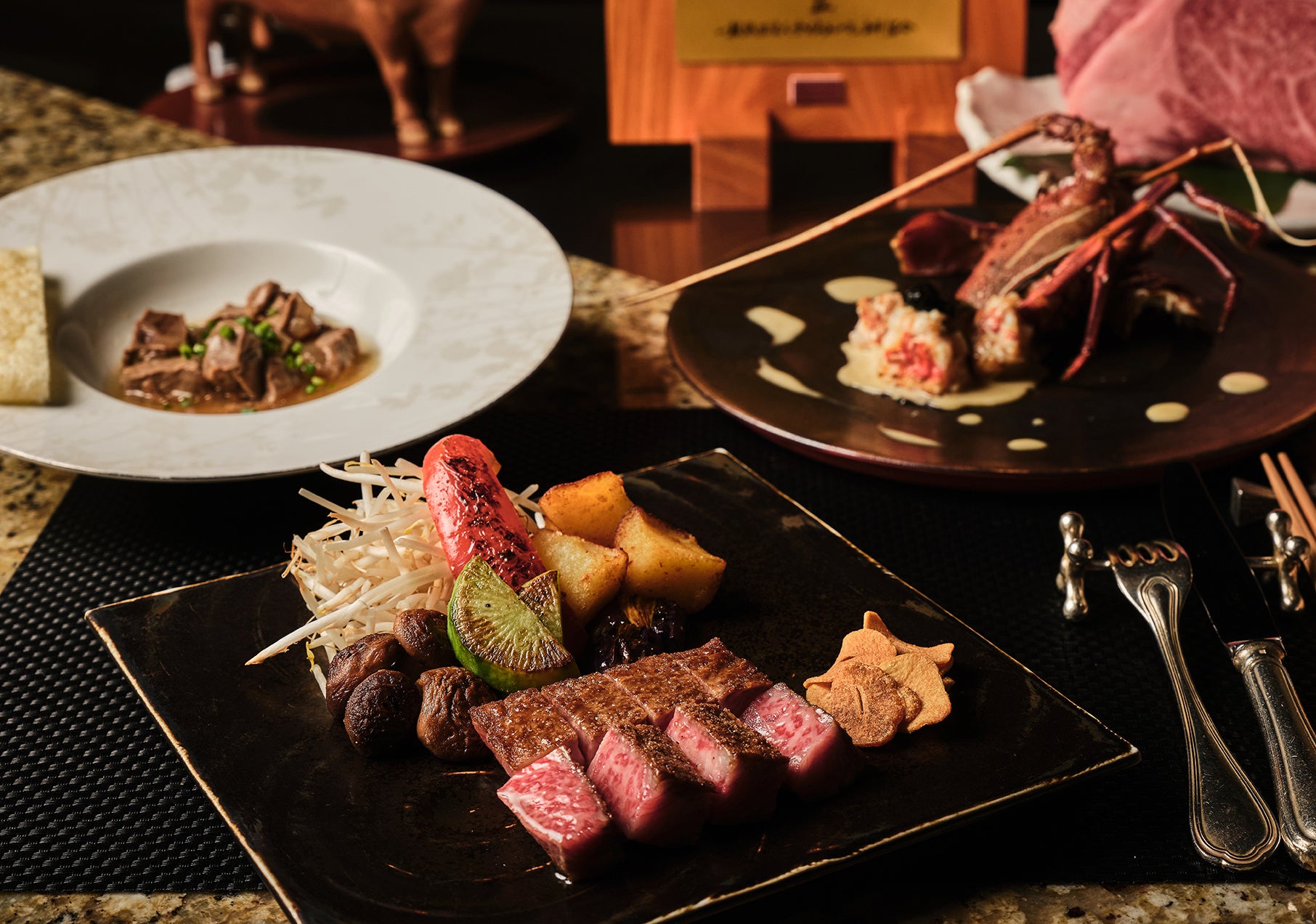 伊勢海老は熊本の食材を使ったソースを添えて提供