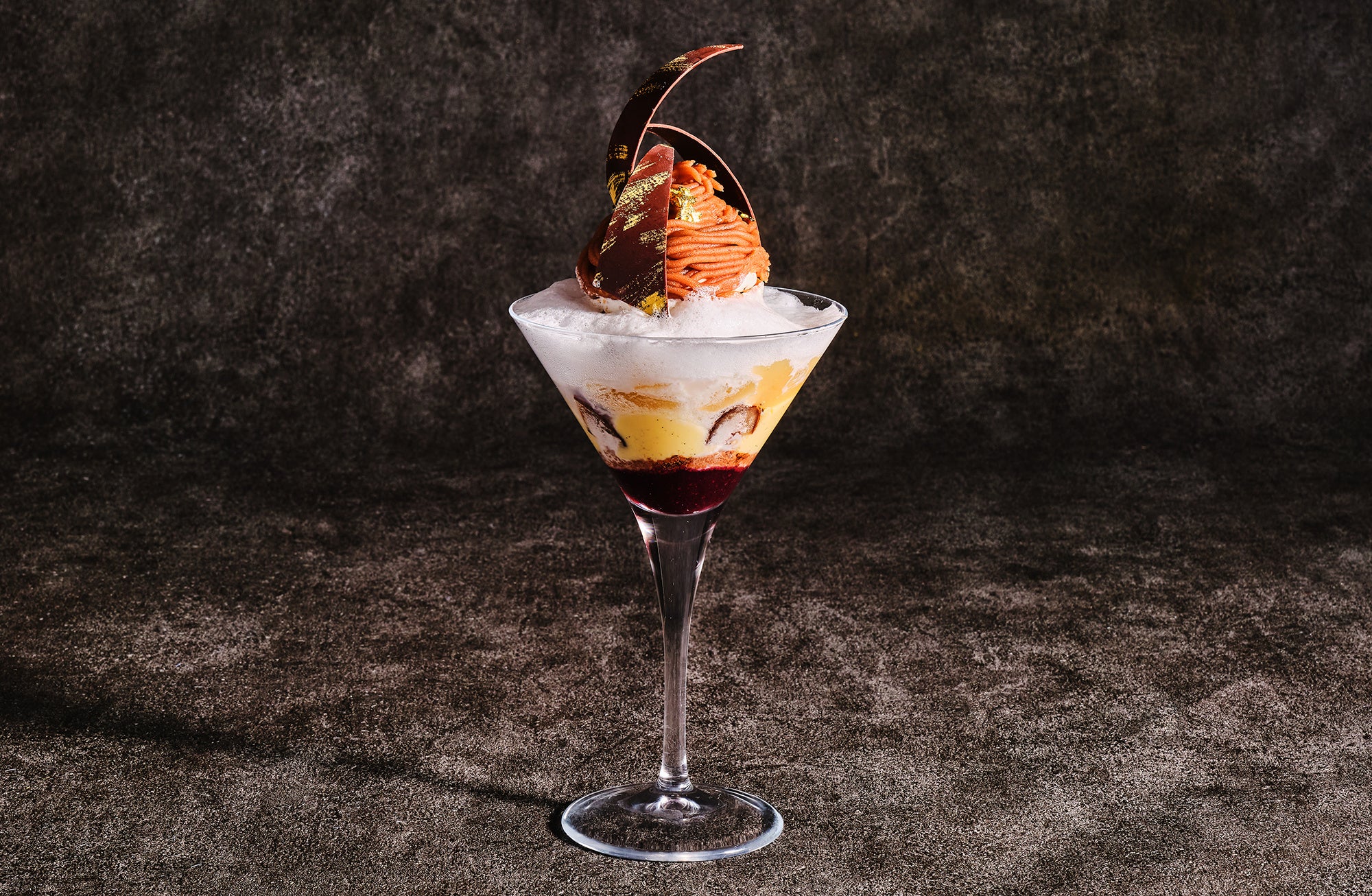 フランス栗を使ったしぼりたてモンブランをはじめ、爽やかな洋梨と甘酸っぱいカシスの組み合わせを楽しめる秋ならではのパフェ