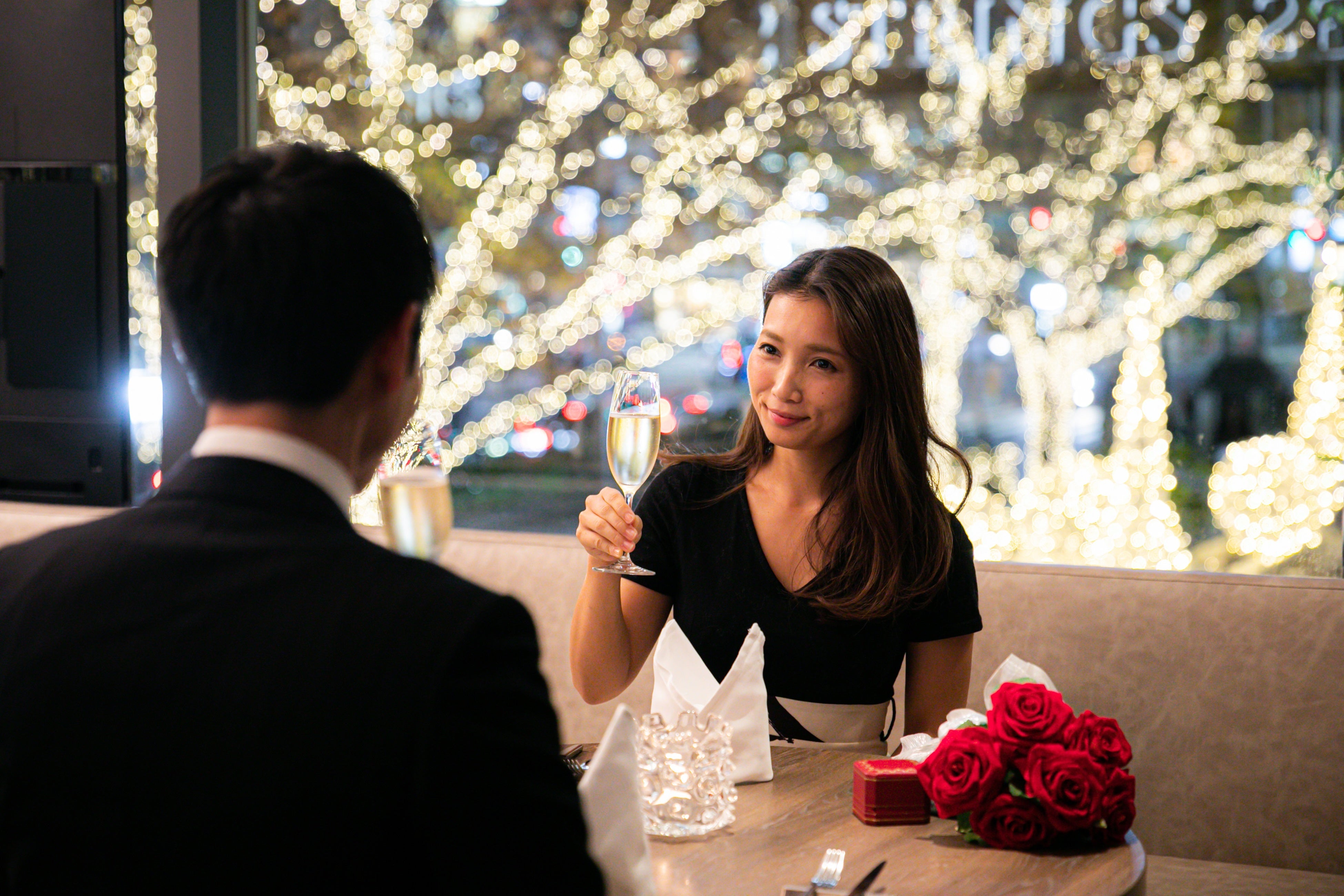 クリスマスシーズンには表参道のイルミネーションが窓一面に広がる店内（イメージ）