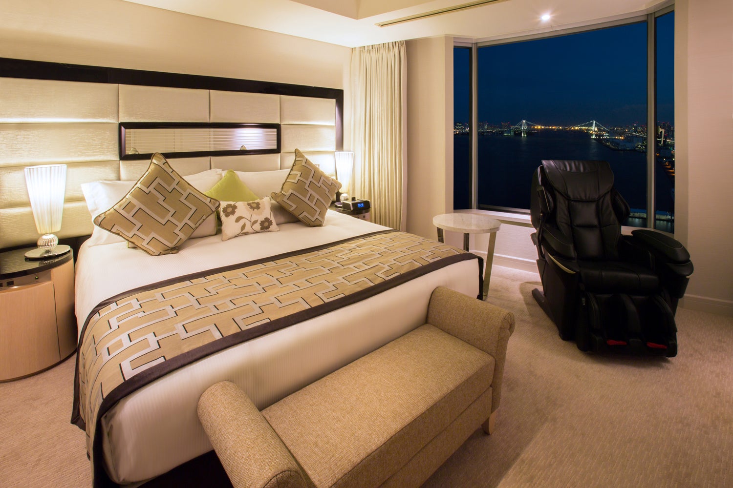 東京湾の夜景を一望するデザイナーズスイート＆ルーム（イメージ）