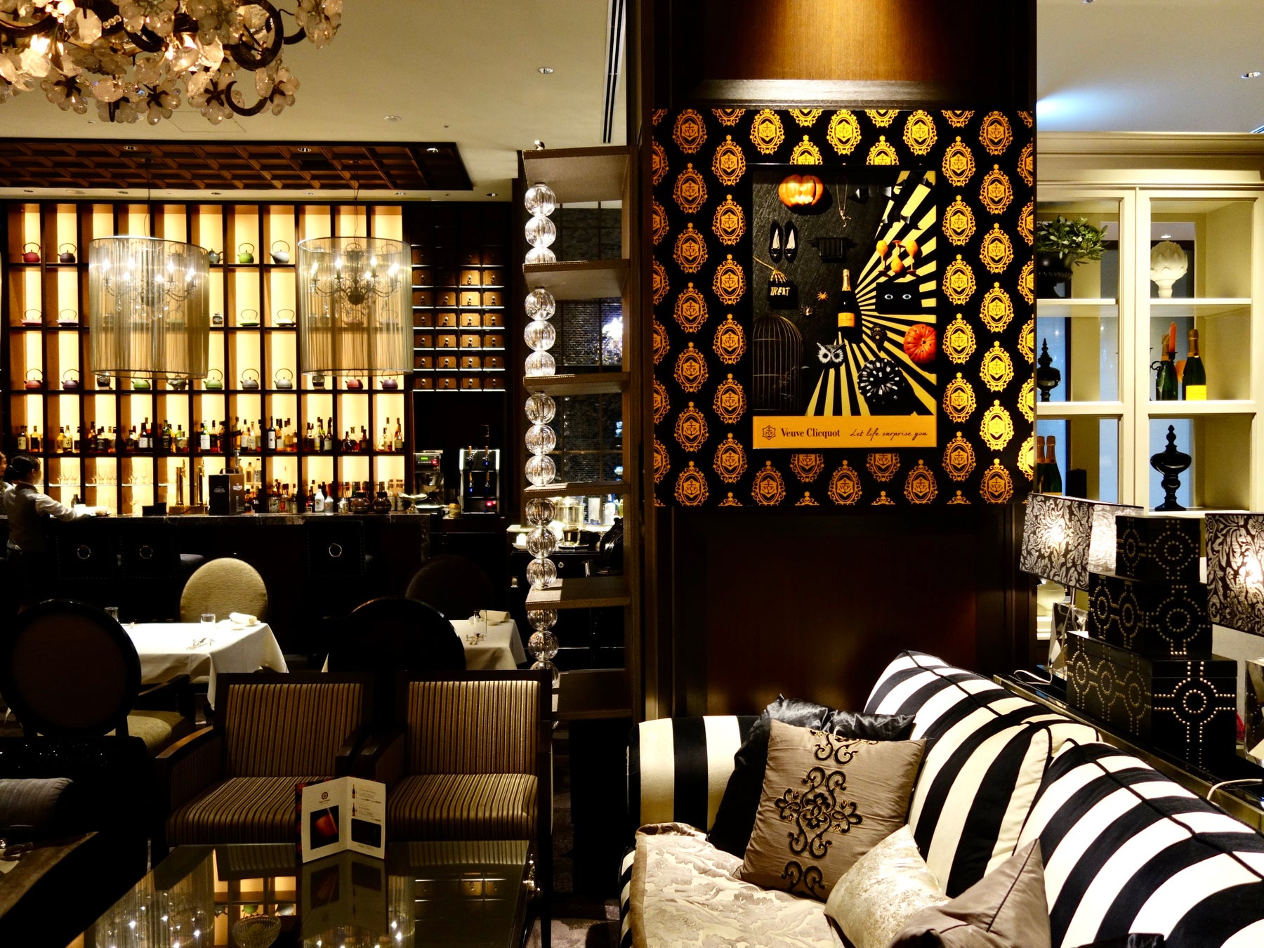 ニューヨークラウンジではハロウィン期間中イエローラベルにラッピング(イメージ)