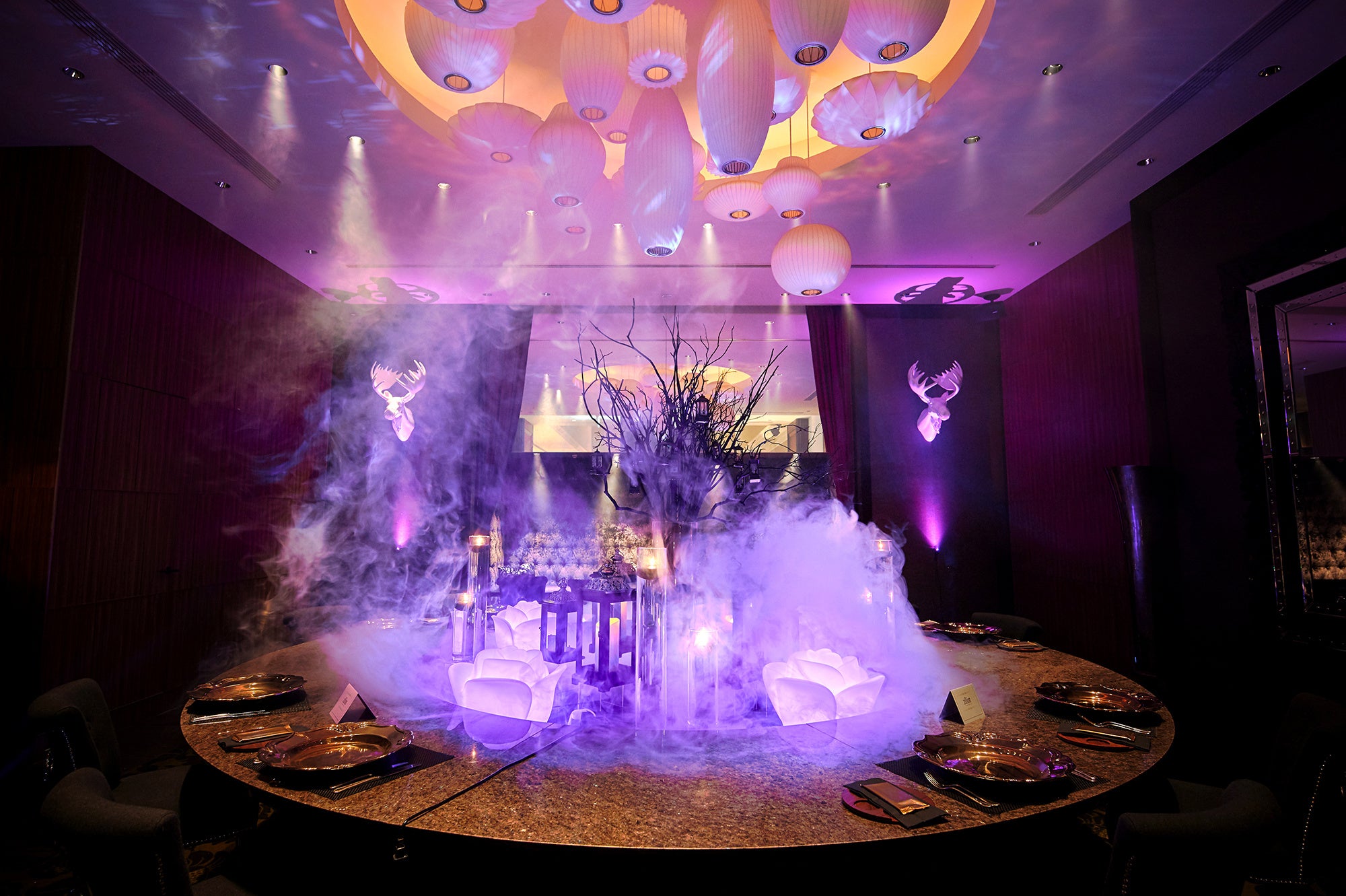 BLACKをベースにデコレーションし挿し色にパープルのライトで演出した内観