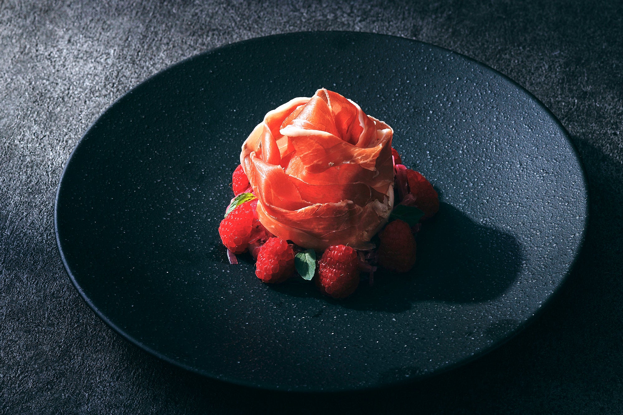 生ハムで薔薇を象った前菜