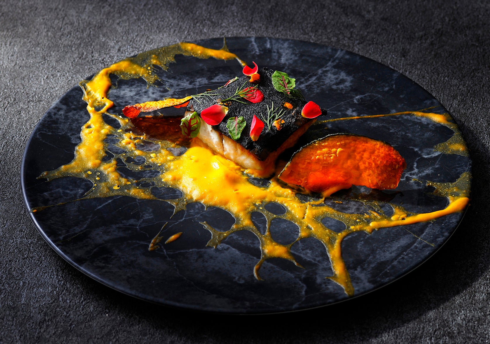 ハロウィンカラーが際立つ、魚のメインディッシュ