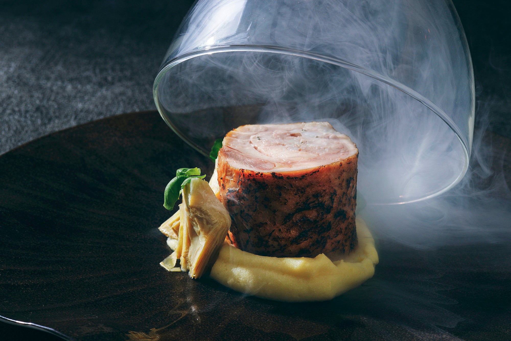 スモークの中から登場する低温調理でじっくりと うまみを閉じ込めたメインディッシュ