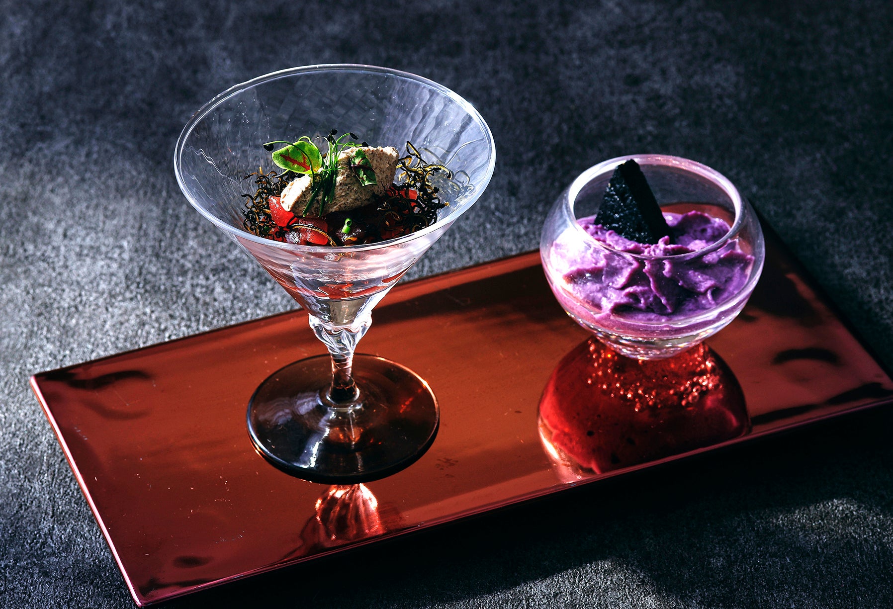 鰹のタルタルとナスのジェラート、紫いものエスプーマ