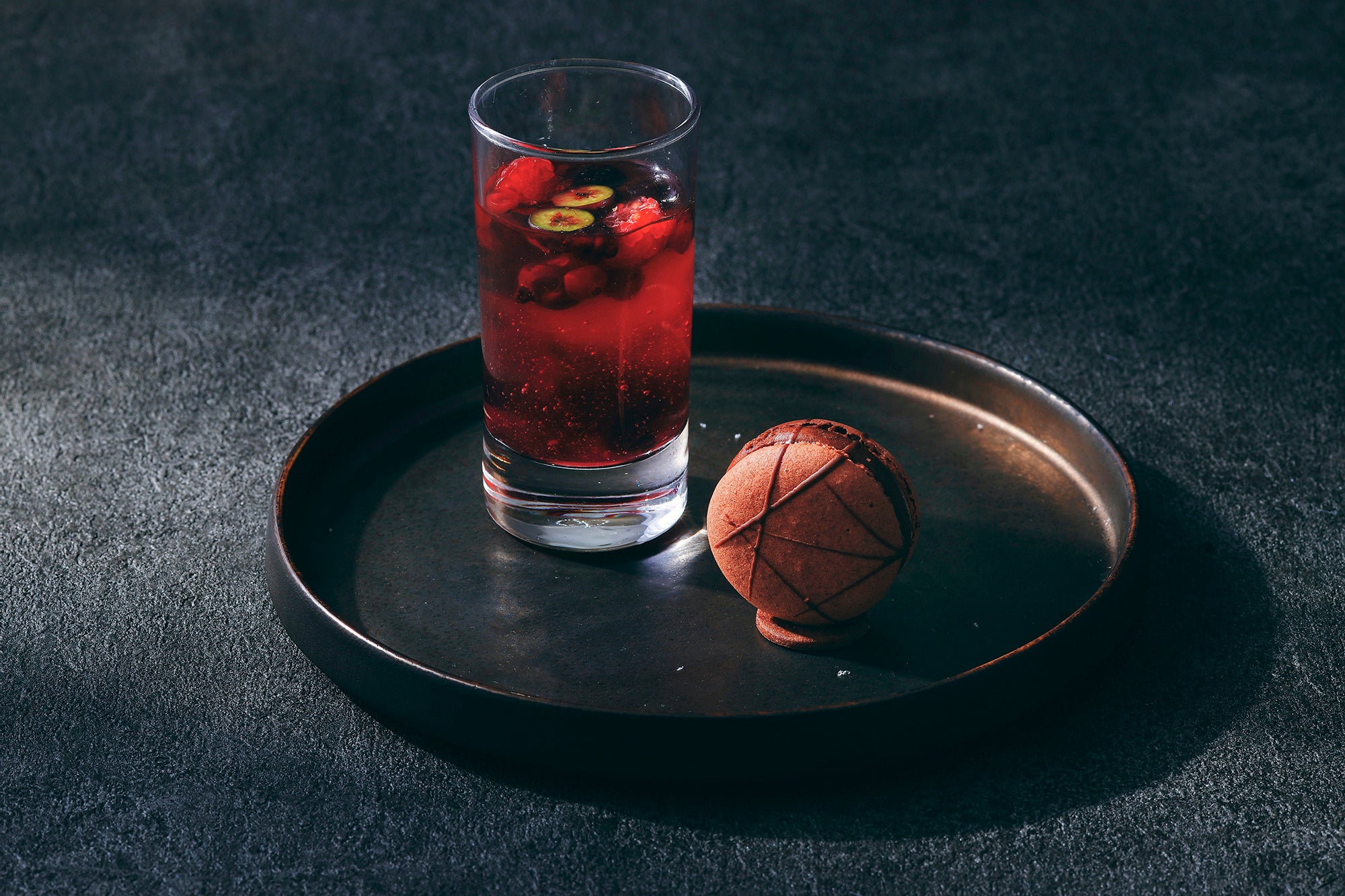 BLACKとレッドカラーのプティフール