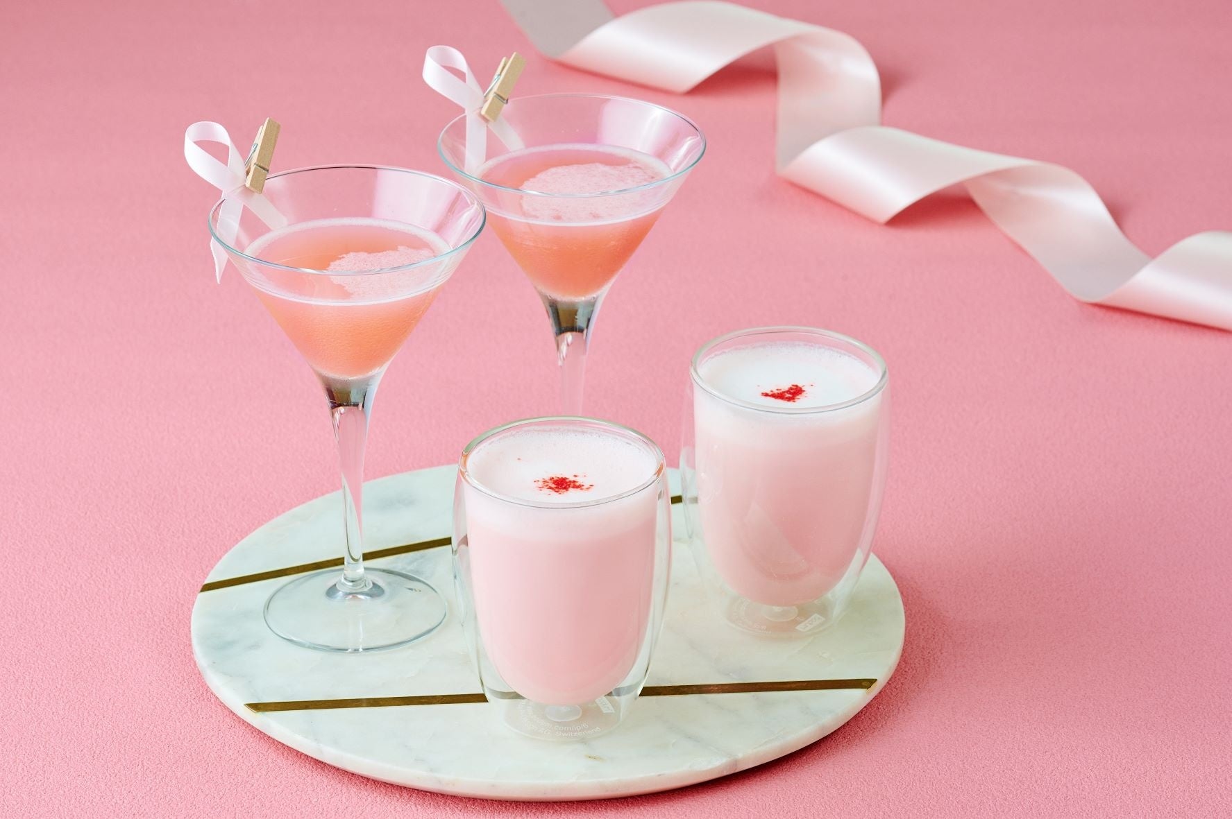 （左）ピンクリボン カクテル／（右）ストロベリーホワイトチョコレート
