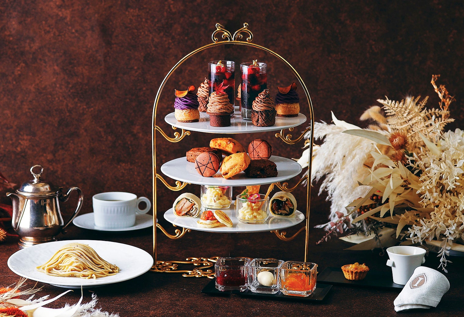 4種のモンブランをラインナップしたアフタヌーンティー(ニューヨークラウンジイメージ)