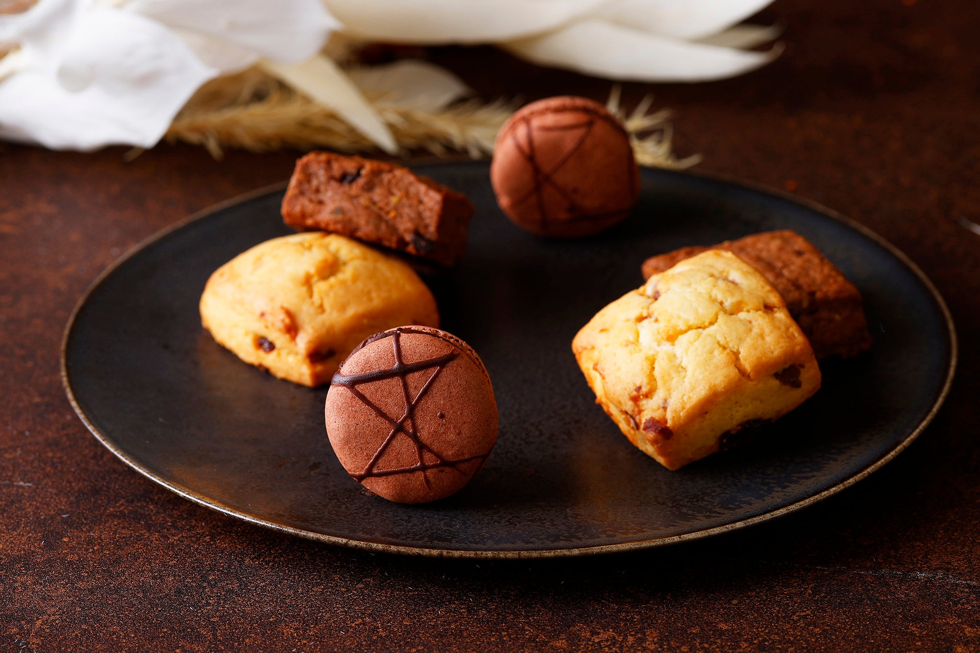 ホテルメイドのスコーン2種とチョコレートマカロン